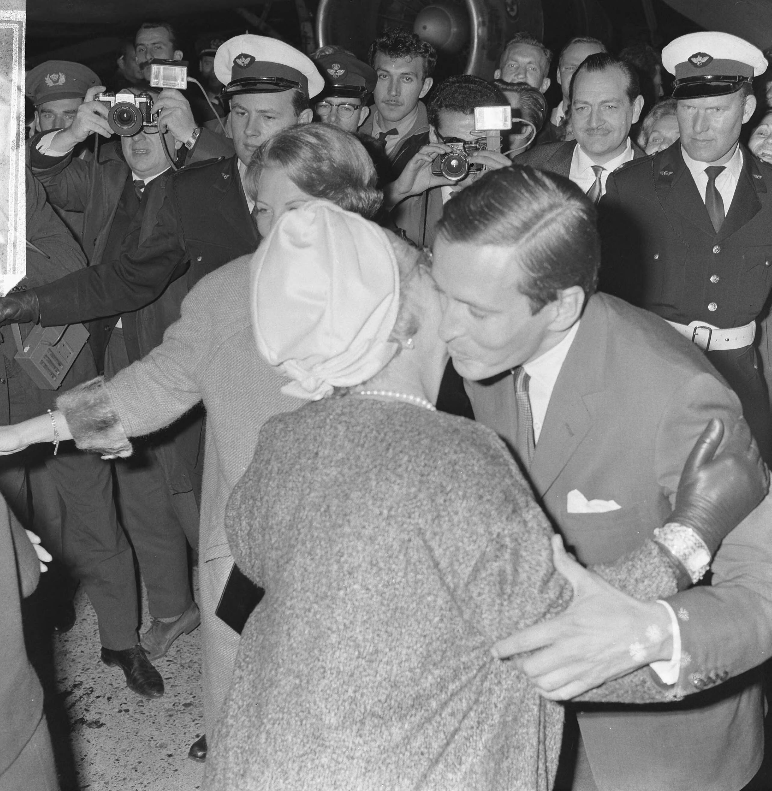 Aankomst van koningin Juliana en prins Bernhard op Schiphol na een bezoek aan de Antillen en Suriname — Koningin Juliana wordt begroet haar aanstaande schoonzoon Claus von Amsberg — Foto: Kroon, Ron / Anefo. Licentie: Set B: Rechtenvrij / Publiek Domein. Bron: Nationaal Archief. http://hdl.handle.net/10648/aac70c7e-d0b4-102d-bcf8-003048976d84