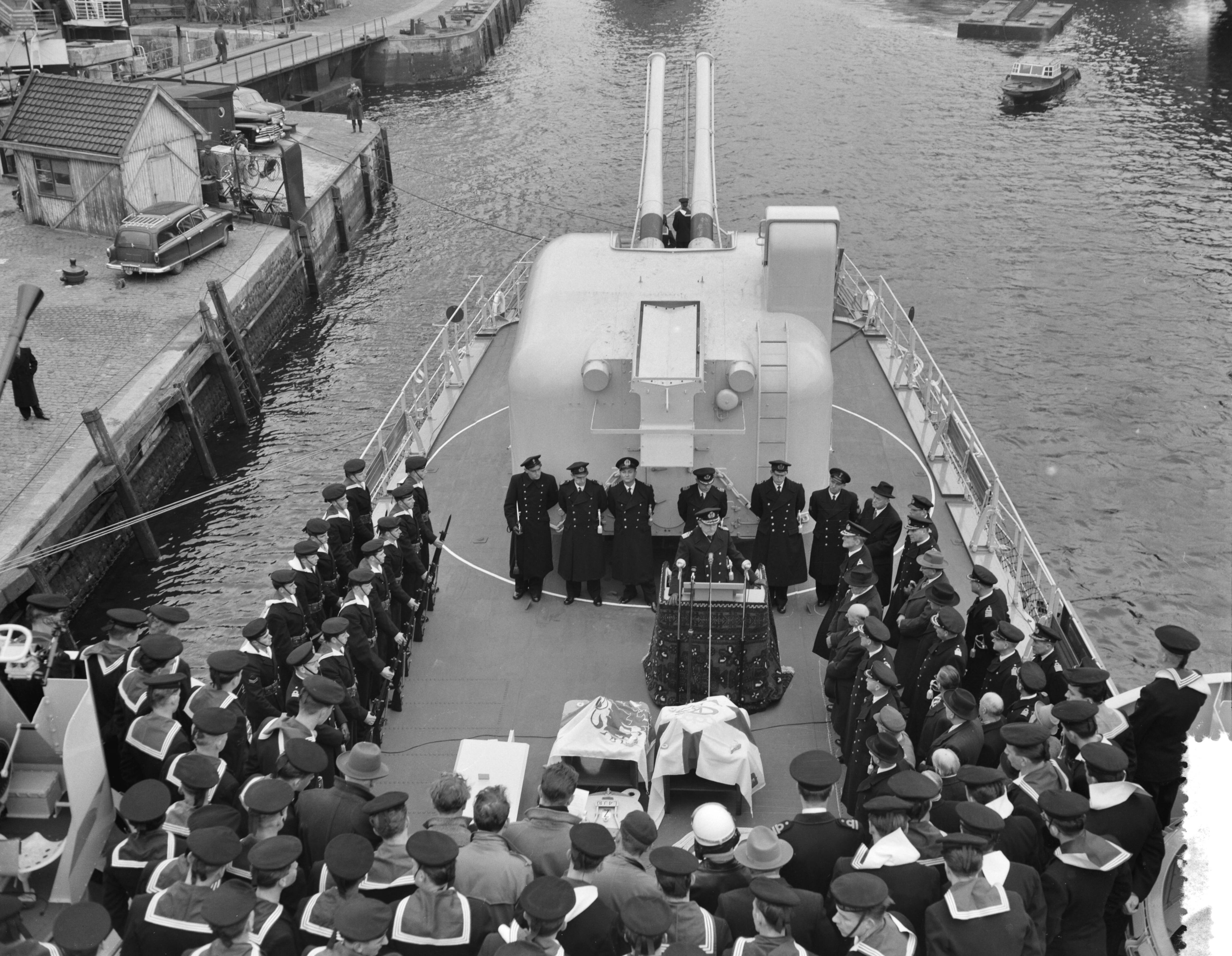 Fotocollectie Anefo — Indienststelling Hr. Ms. onderzeebootjager "Limburg" bij "De Schelde" te Vlissingen. Hijsen van de vlag. Commandant kapitein-luitenant-ter zee P.L.M. van Geen — Foto: Rossem, Wim van / Anefo. Licentie: Set B: Rechtenvrij / Publiek Domein. Bron: Nationaal Archief. http://hdl.handle.net/10648/a951ef76-d0b4-102d-bcf8-003048976d84
