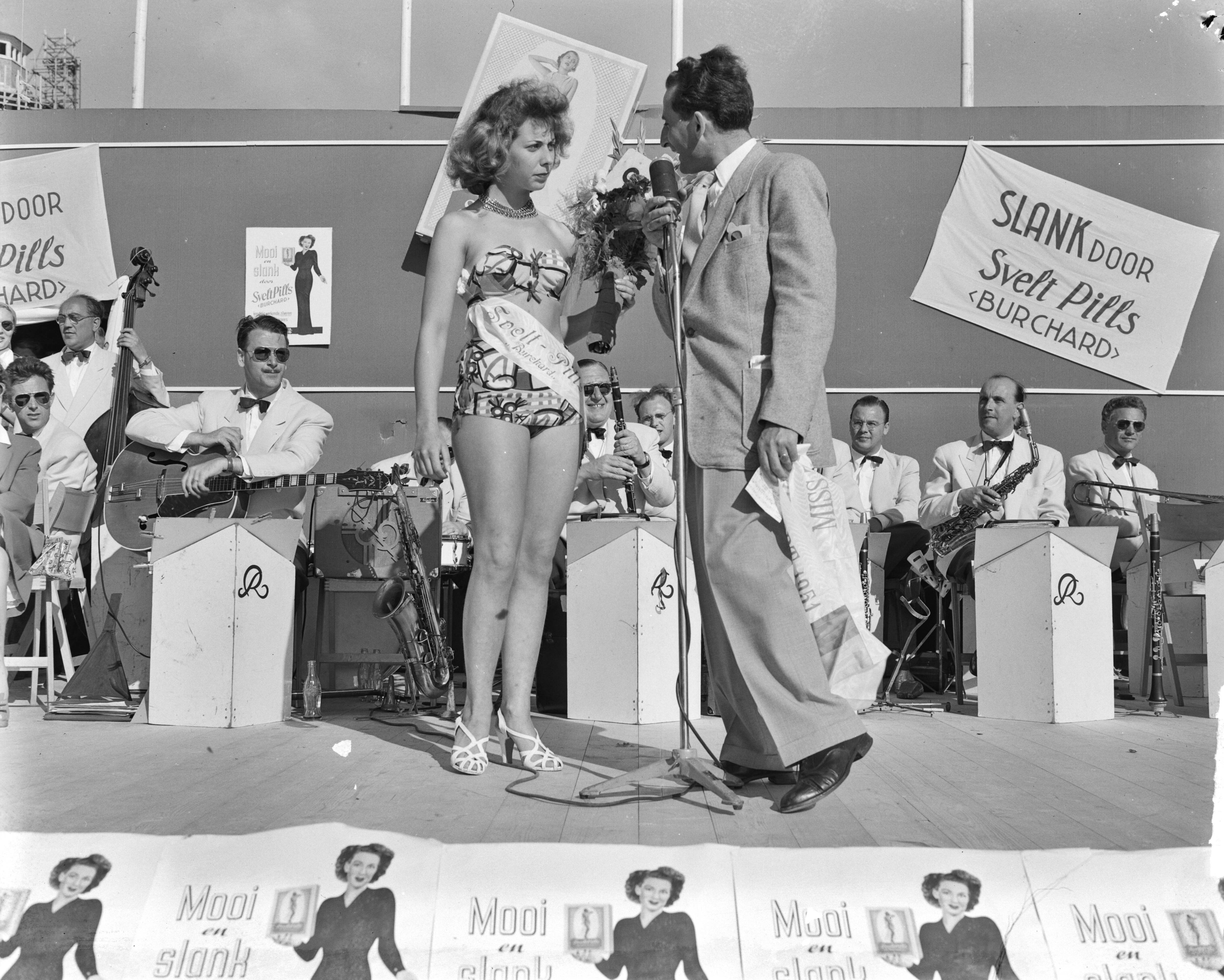 Miss Zandvoort — Verkiezing Miss Zandvoort [winnares was Mimi Kok (17) uit Amsterdam] — Foto: Pot, Harry / Anefo. Licentie: Set B: Rechtenvrij / Publiek Domein. Bron: Nationaal Archief. http://hdl.handle.net/10648/a8ed0890-d0b4-102d-bcf8-003048976d84
