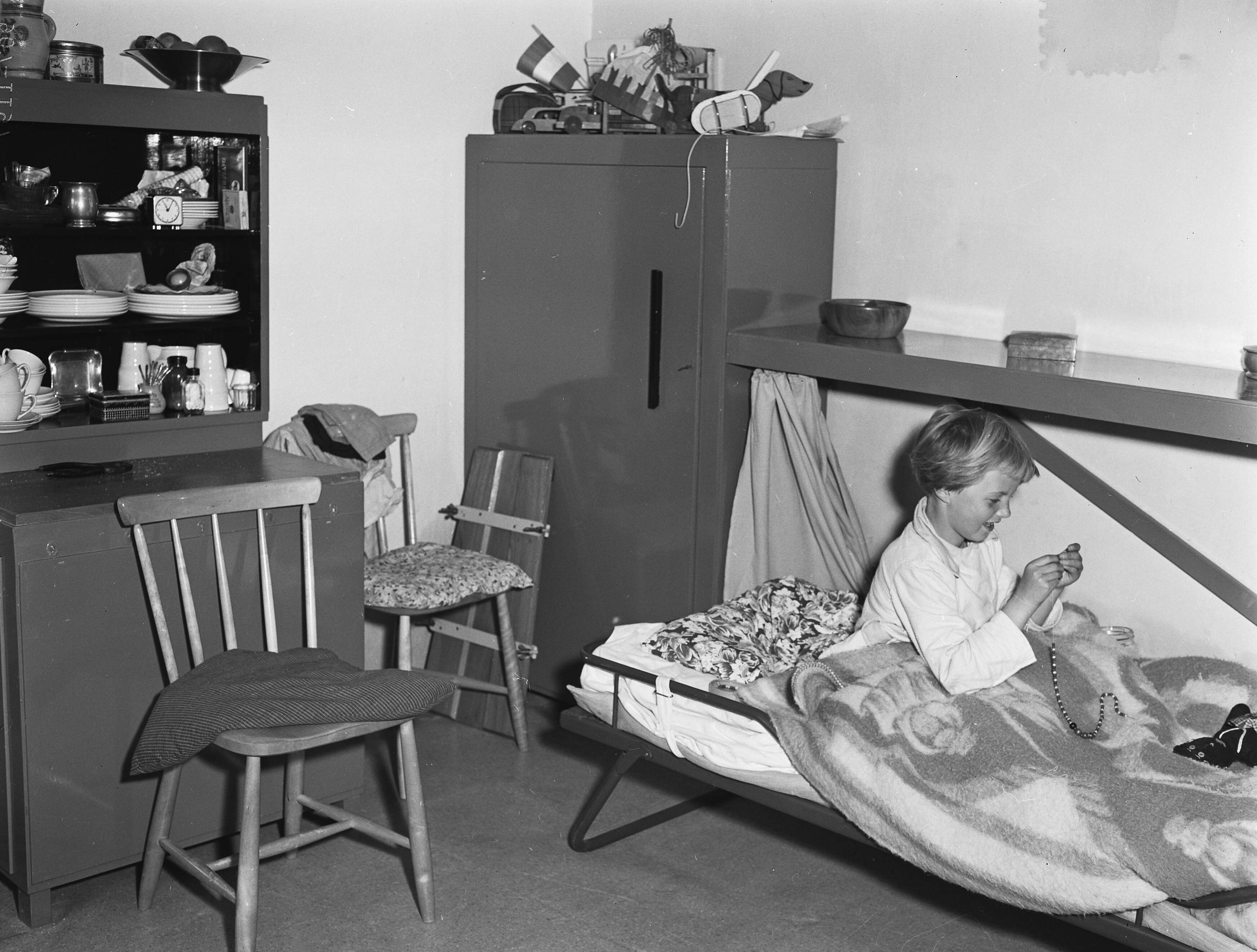 Fotocollectie Anefo — In de Zandvoortse duinen worden de nog bestaande bunkers van de Atlantikwall thans bewoond als zomer- of weekendverblijf. Kinderslaapkamer — Foto: Pot, Harry / Anefo. Licentie: Set B: Rechtenvrij / Publiek Domein. Bron: Nationaal Archief. http://hdl.handle.net/10648/a934c89c-d0b4-102d-bcf8-003048976d84