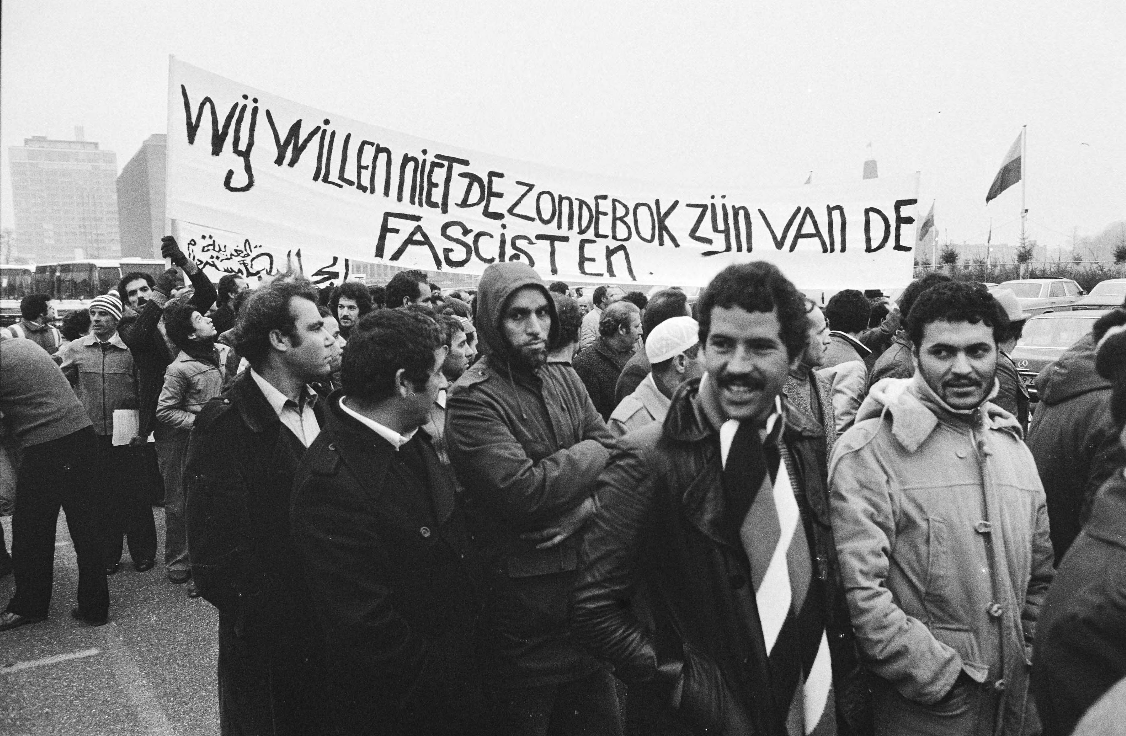 Marokkanen demonstreren in Den Haag tegen toenemende kritiek op buitenlandse werknemers — Den Haag|Zuid-Holland|buitenlandse werknemers |betogingen |spandoeken — Foto: Croes, Rob C. / Anefo. Licentie: Set B: Rechtenvrij / Publiek Domein. Bron: Nationaal Archief. http://hdl.handle.net/10648/ad22afb4-d0b4-102d-bcf8-003048976d84
