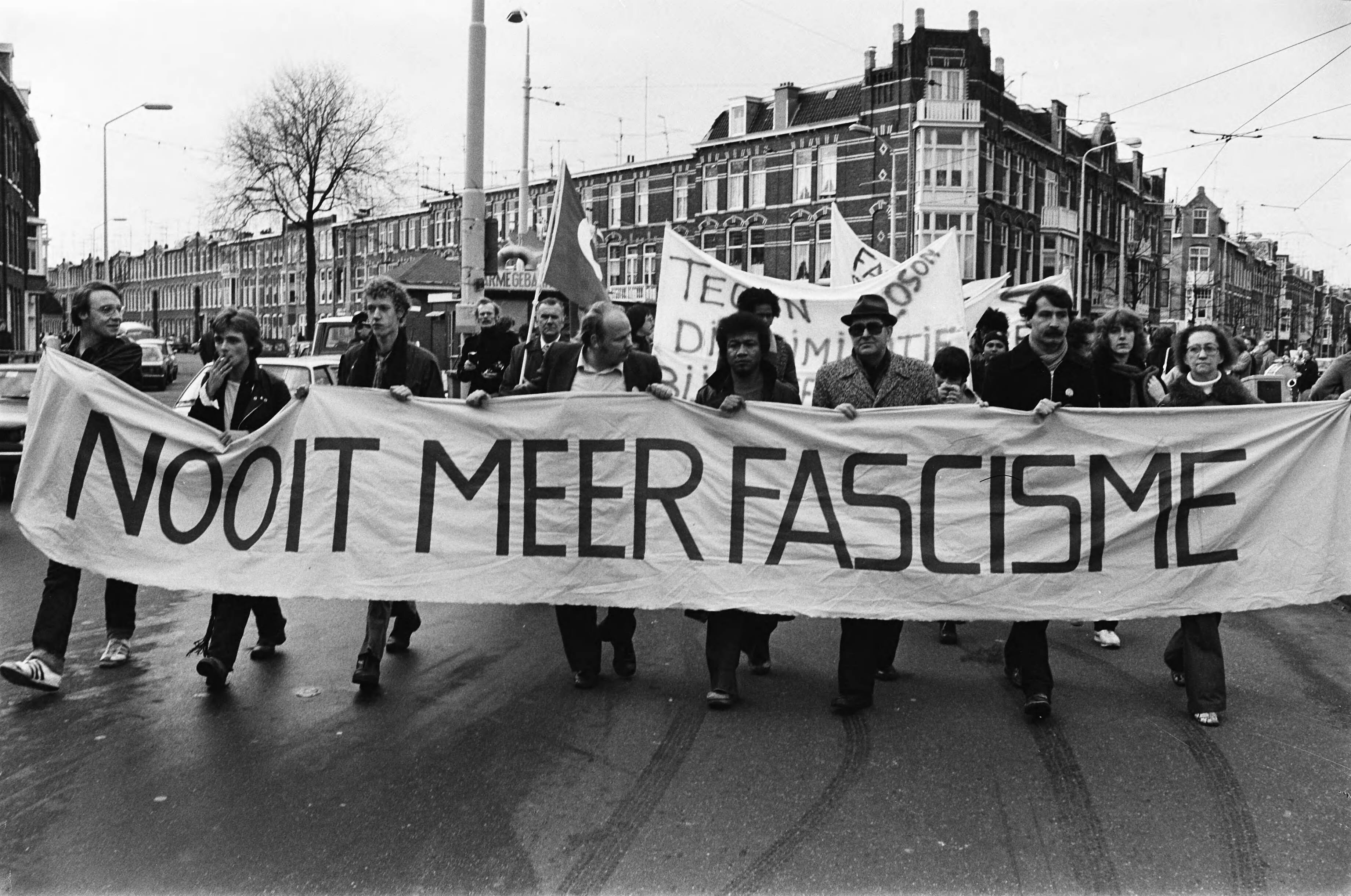 Anti fascistische demonstratie in Den Haag — Demonstranten met spandoeken in Den Haag, o.a. "Nooit meer fascisme" — Foto: Suyk, Koen / Anefo. Licentie: Set B: Rechtenvrij / Publiek Domein. Bron: Nationaal Archief. http://hdl.handle.net/10648/acd5c6fe-d0b4-102d-bcf8-003048976d84