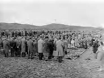 Fotocollectie Anefo — Nationale Dodenherdenking op de erebegraafplaats Overveen — Foto: Rossem, Wim van / Anefo. Licentie: Set B: Rechtenvrij / Publiek Domein. Bron: Nationaal Archief. http://hdl.handle.net/10648/a97b2d14-d0b4-102d-bcf8-003048976d84