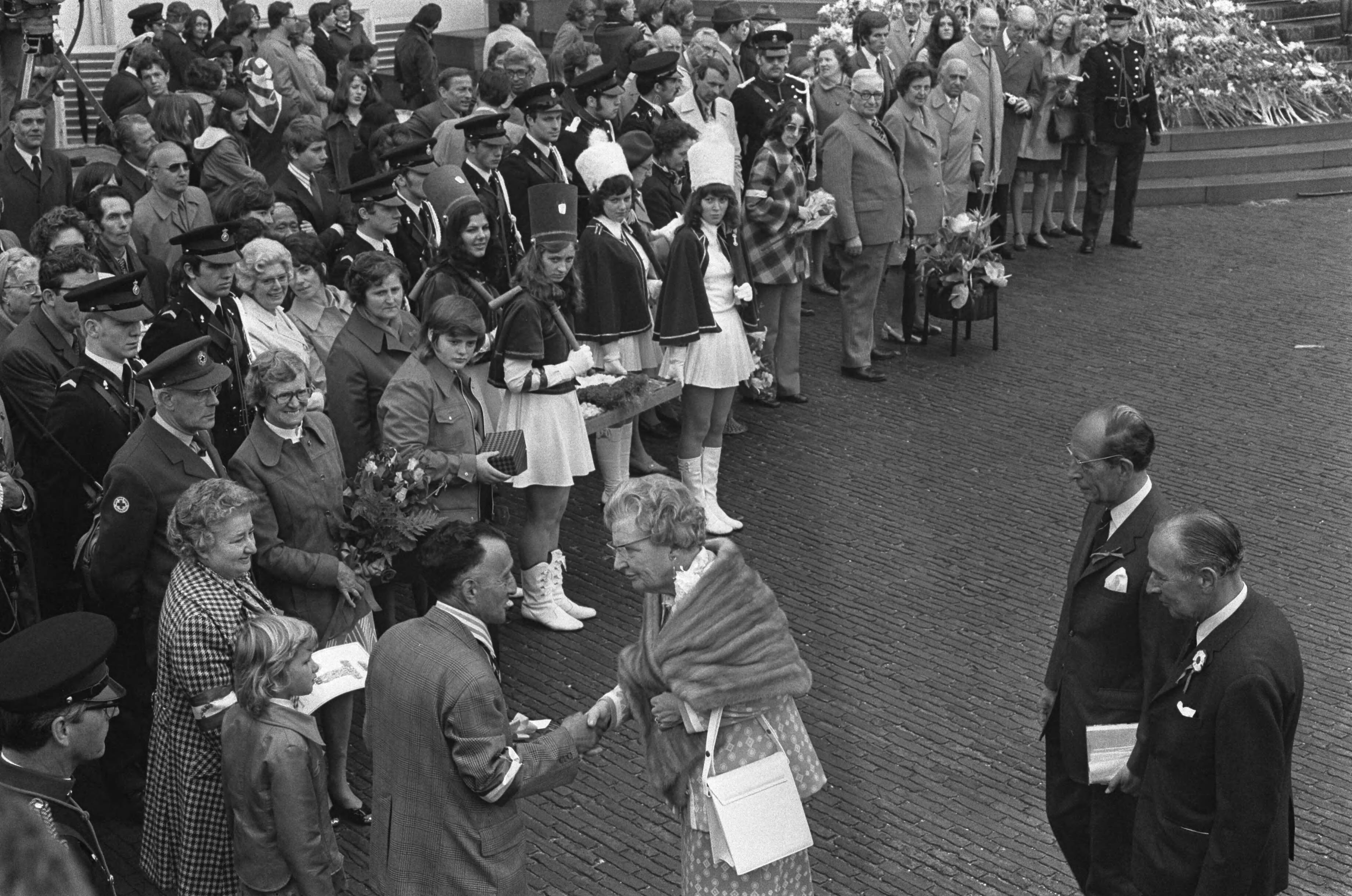 Koninginnedag 1974 — Koningin Juliana tussen het publiek — Foto: Fotograaf Onbekend / Anefo. Licentie: Set B: Rechtenvrij / Publiek Domein. Bron: Nationaal Archief. http://hdl.handle.net/10648/ac499a9e-d0b4-102d-bcf8-003048976d84