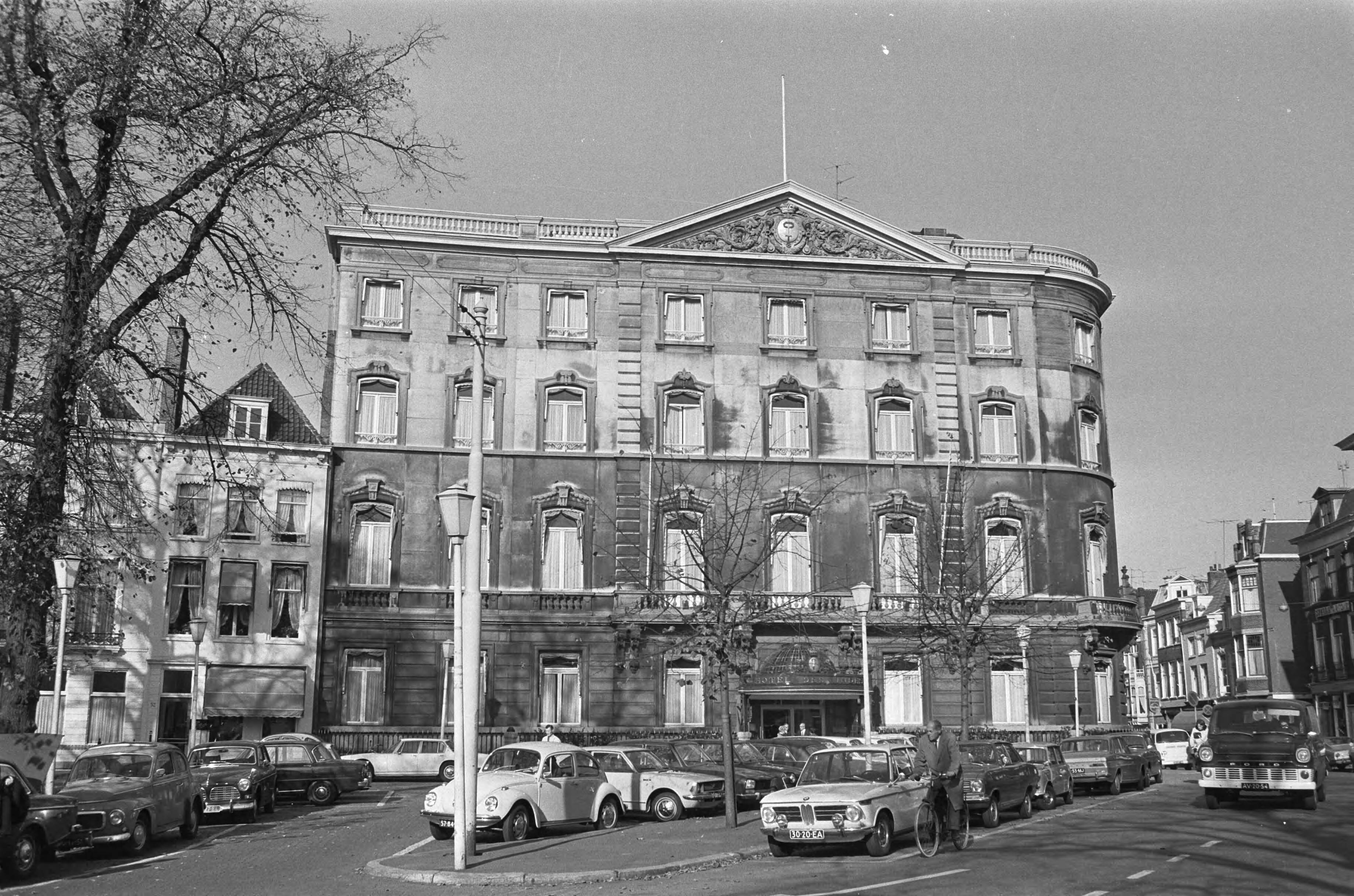 Fotocollectie Anefo — Hotel des Indes , Den Haag sluit vandaag, exterieur — Foto: Peters, Hans / Anefo. Licentie: Set B: Rechtenvrij / Publiek Domein. Bron: Nationaal Archief. http://hdl.handle.net/10648/abd507f6-d0b4-102d-bcf8-003048976d84