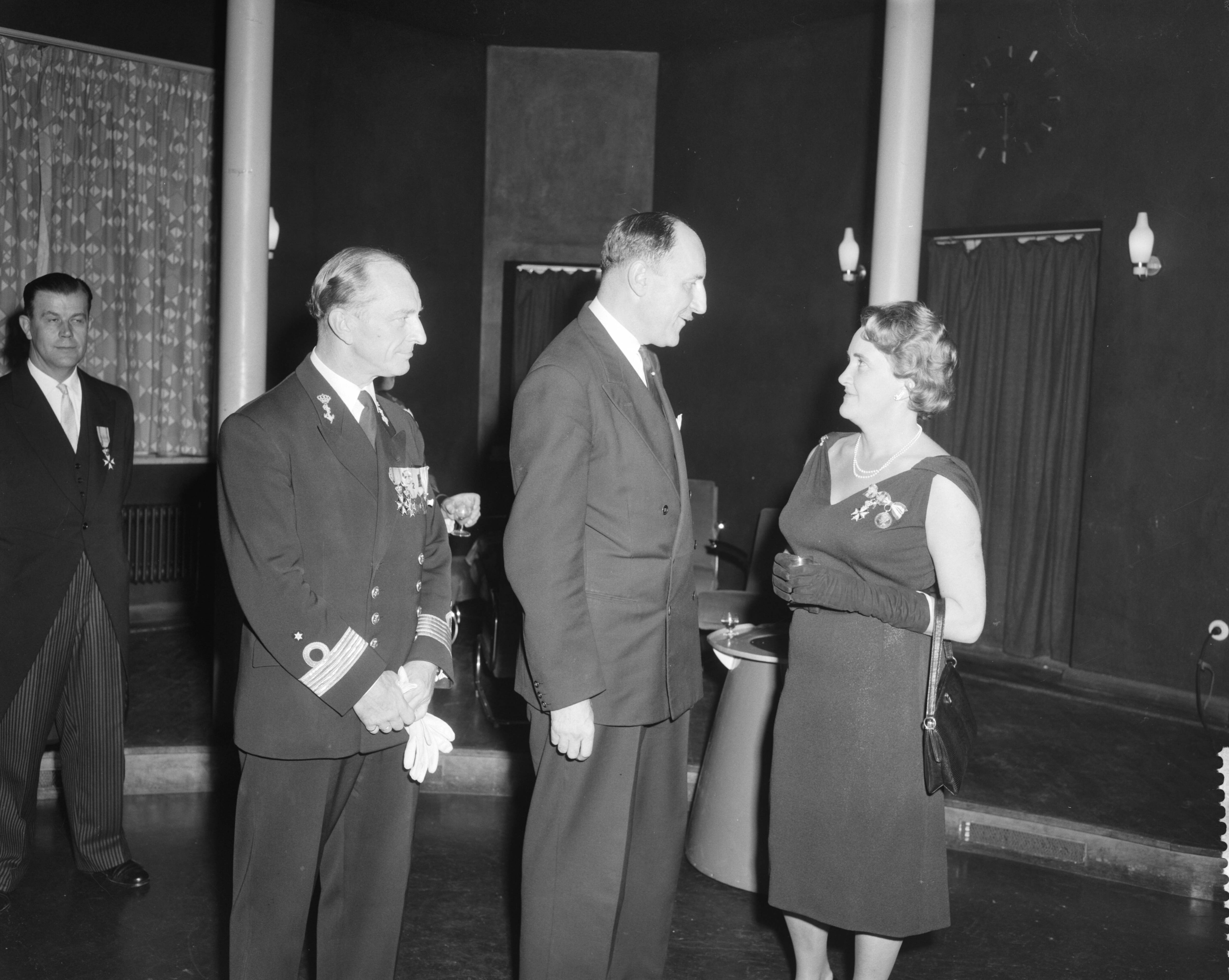 Fotocollectie Anefo — Bijeenkomst van ridders van de MWO te Den Haag — Foto: Behrens, Herbert F. / Anefo. Licentie: Set B: Rechtenvrij / Publiek Domein. Bron: Nationaal Archief. http://hdl.handle.net/10648/a9bc78fa-d0b4-102d-bcf8-003048976d84