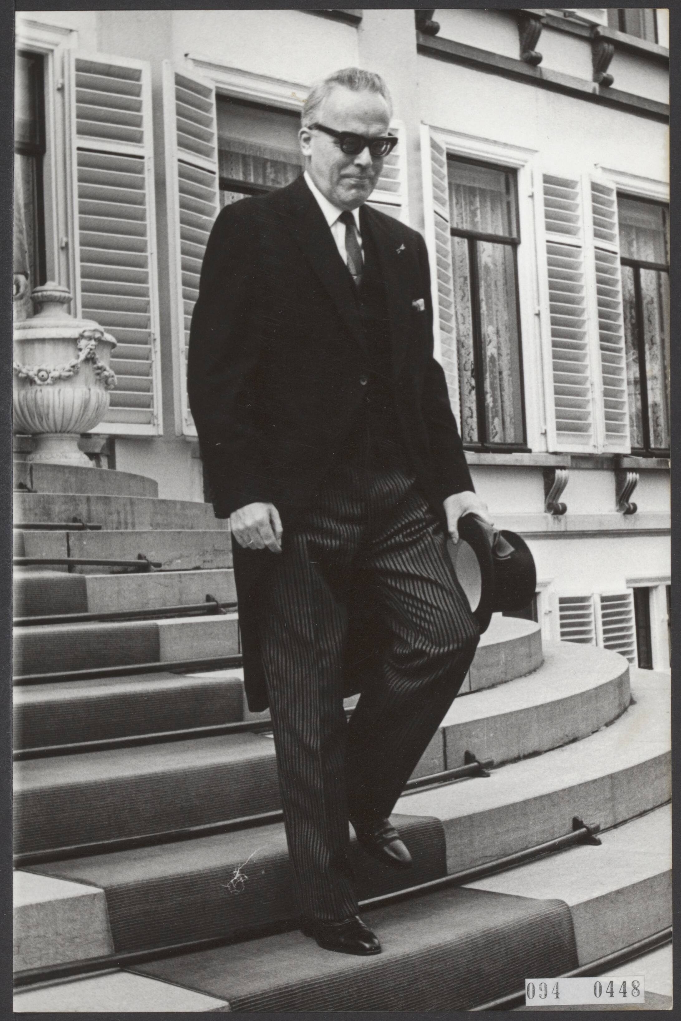 Fotocollectie Elsevier Binnenland — Beëdiging van de nieuwe minister van Binnenlandse Zaken, prof. mr. P.J. Verdam. De nieuwe minister verlaat paleis Soestdijik — Foto: Koch, Eric / Anefo. Licentie: Set B: Rechtenvrij / Publiek Domein. Bron: Nationaal Archief. http://hdl.handle.net/10648/ae2c897a-d0b4-102d-bcf8-003048976d84