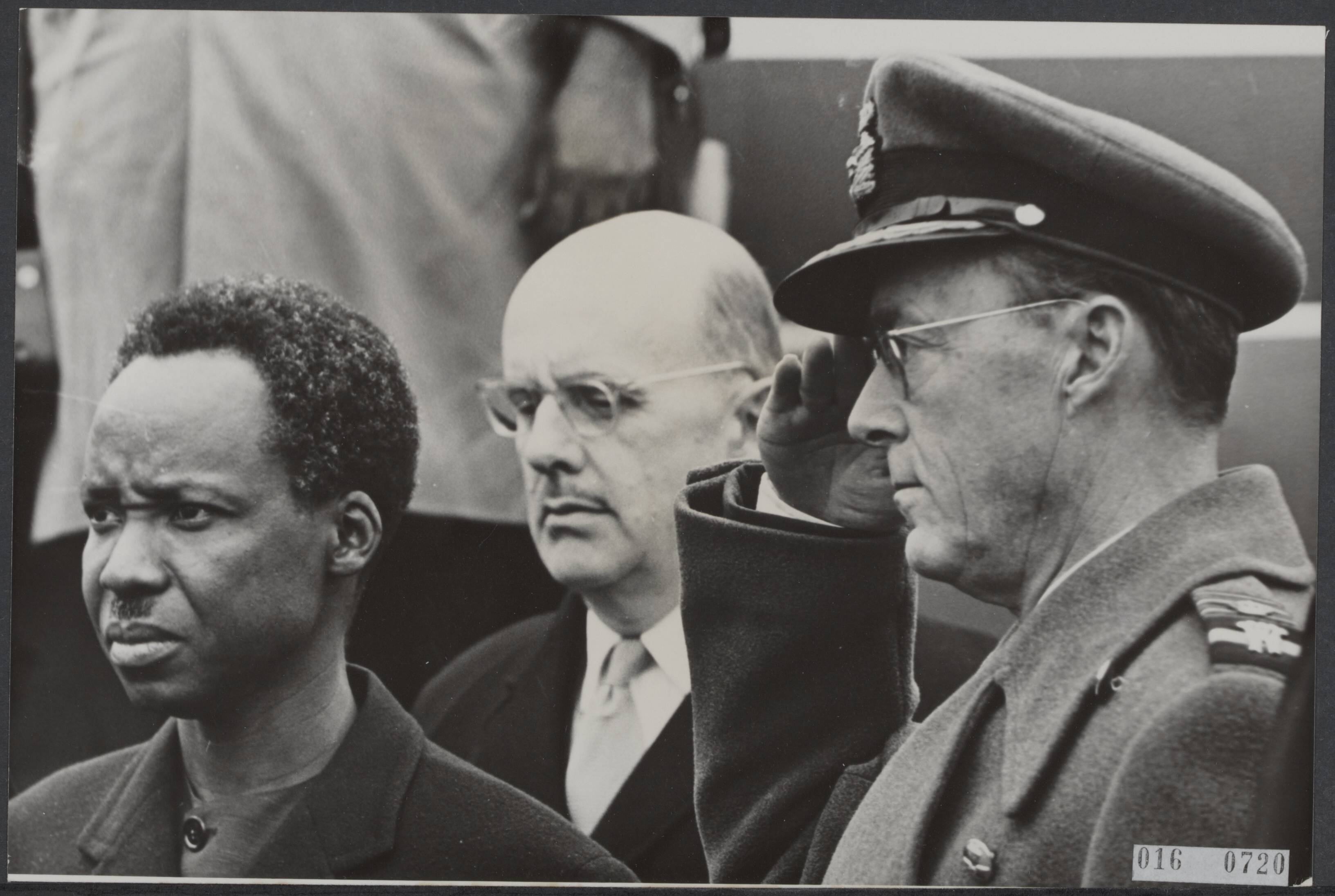 Fotocollectie Elsevier Binnenland — Staatsbezoek van president Nyerere van Tanzania. De president en prins Bernhard op vliegveld Soesterberg tijdens het volkslied — Foto: Koch, Eric / Anefo. Licentie: Set B: Rechtenvrij / Publiek Domein. Bron: Nationaal Archief. http://hdl.handle.net/10648/adba3abe-d0b4-102d-bcf8-003048976d84