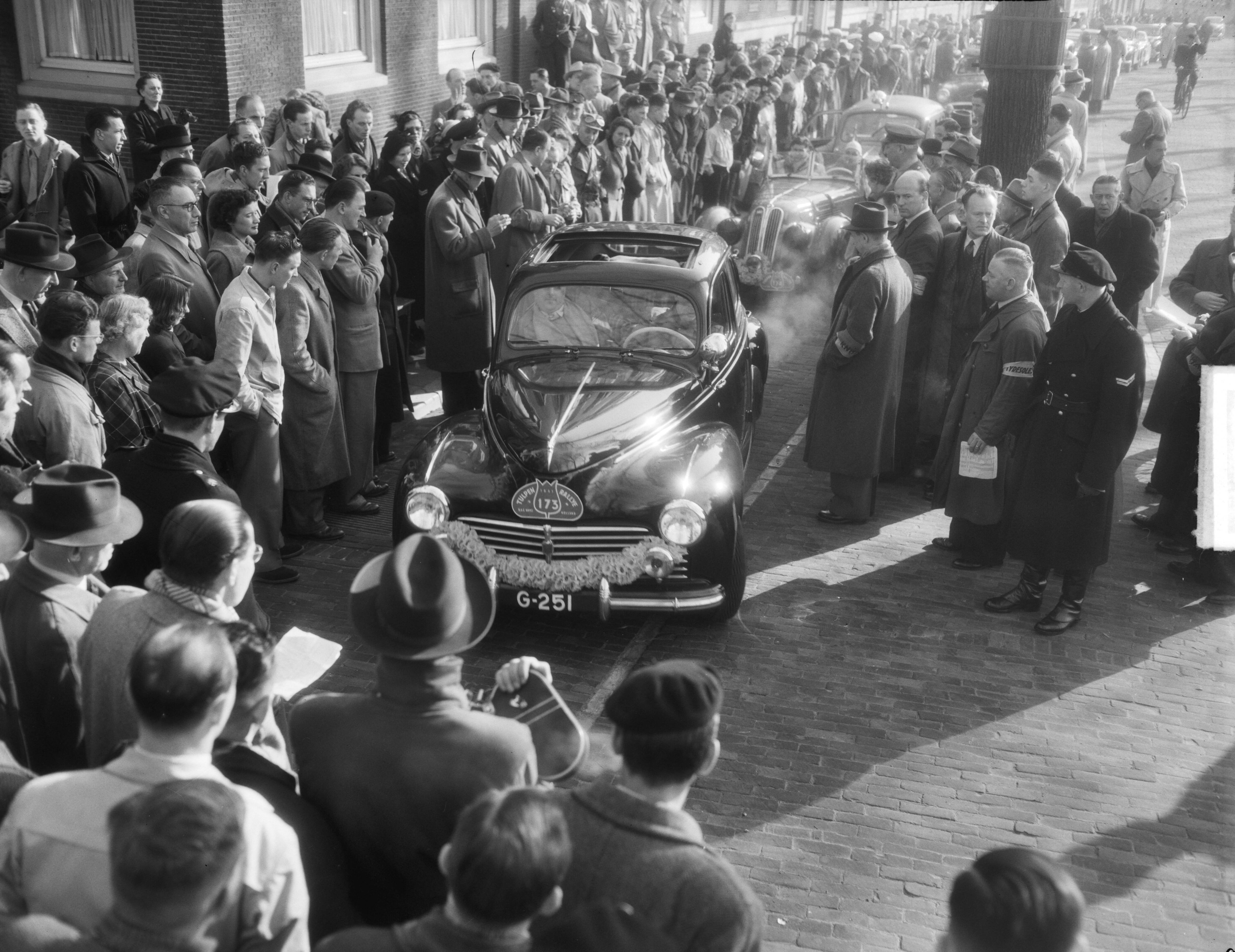 Fotocollectie Anefo — Start Tulpen Rallye in Den Haag — Foto: Duinen, G.W. van / Anefo. Licentie: Set B: Rechtenvrij / Publiek Domein. Bron: Nationaal Archief. http://hdl.handle.net/10648/a8e90754-d0b4-102d-bcf8-003048976d84