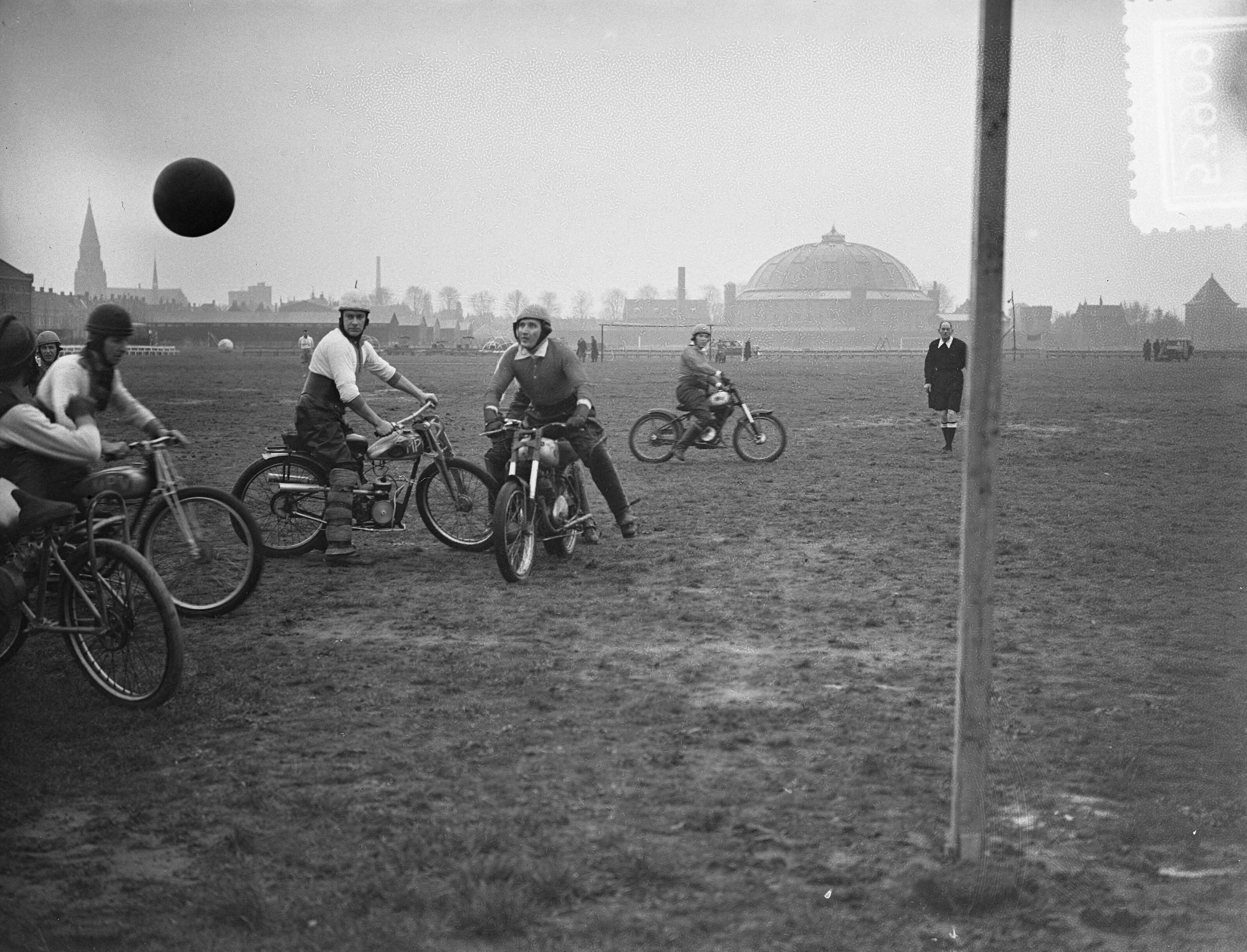 Fotocollectie Anefo — Auto- en motorpolowedstrijden te Breda — Foto: Bilsen, Joop van / Anefo. Licentie: Set B: Rechtenvrij / Publiek Domein. Bron: Nationaal Archief. http://hdl.handle.net/10648/a902001a-d0b4-102d-bcf8-003048976d84