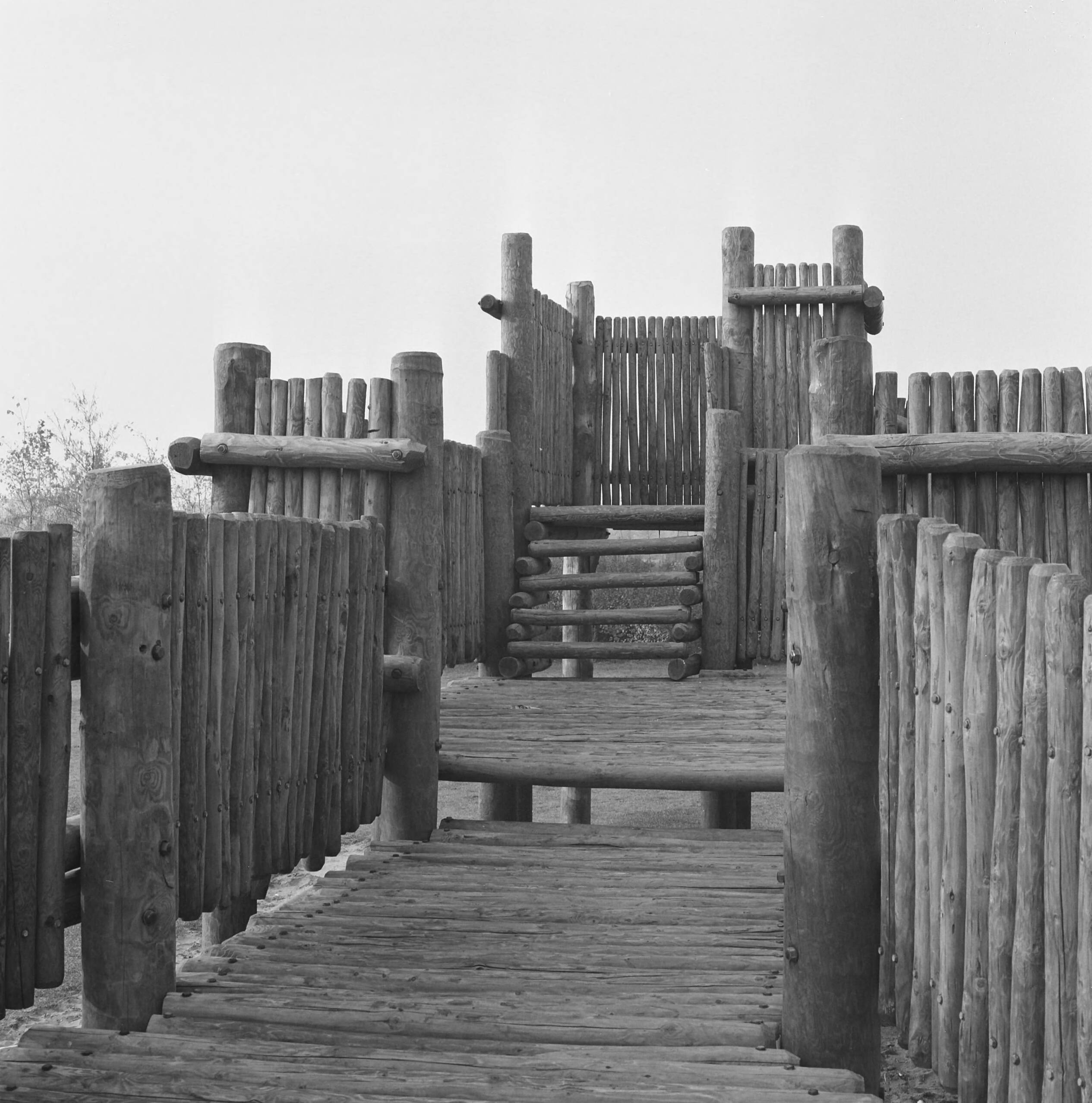 Fotocollectie Nederlandse Heidemaatschappij — Zoetermeer. Speelwerktuigen rond flats — Foto: Fotograaf Onbekend / Heidemij. Licentie: Set B: Rechtenvrij / Publiek Domein. Bron: Nationaal Archief. http://hdl.handle.net/10648/ae835368-d0b4-102d-bcf8-003048976d84