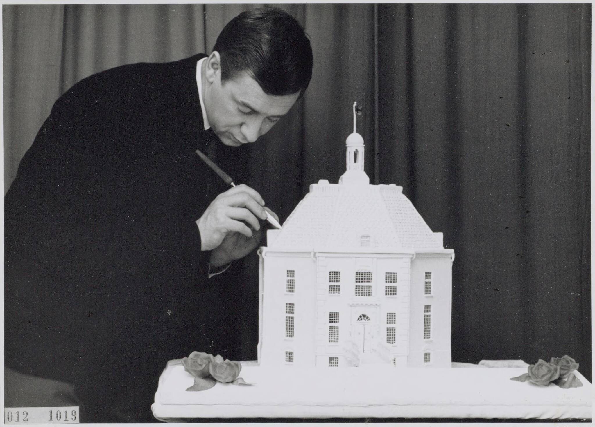 Fotocollectie RVD / Koninklijk Huis — Huwelijk van prinses Beatrix en prins Claus, huwelijksgeschenken. Kasteel Drakensteyn bestaande uit 2638 onderdelen van suiker (22 kg) vervaardigd door de heer H.E. Metman — Foto: Onbekend / RVD. Licentie: Set B: Rechtenvrij / Publiek Domein. Bron: Nationaal Archief. http://hdl.handle.net/10648/afaa7fdc-d0b4-102d-bcf8-003048976d84