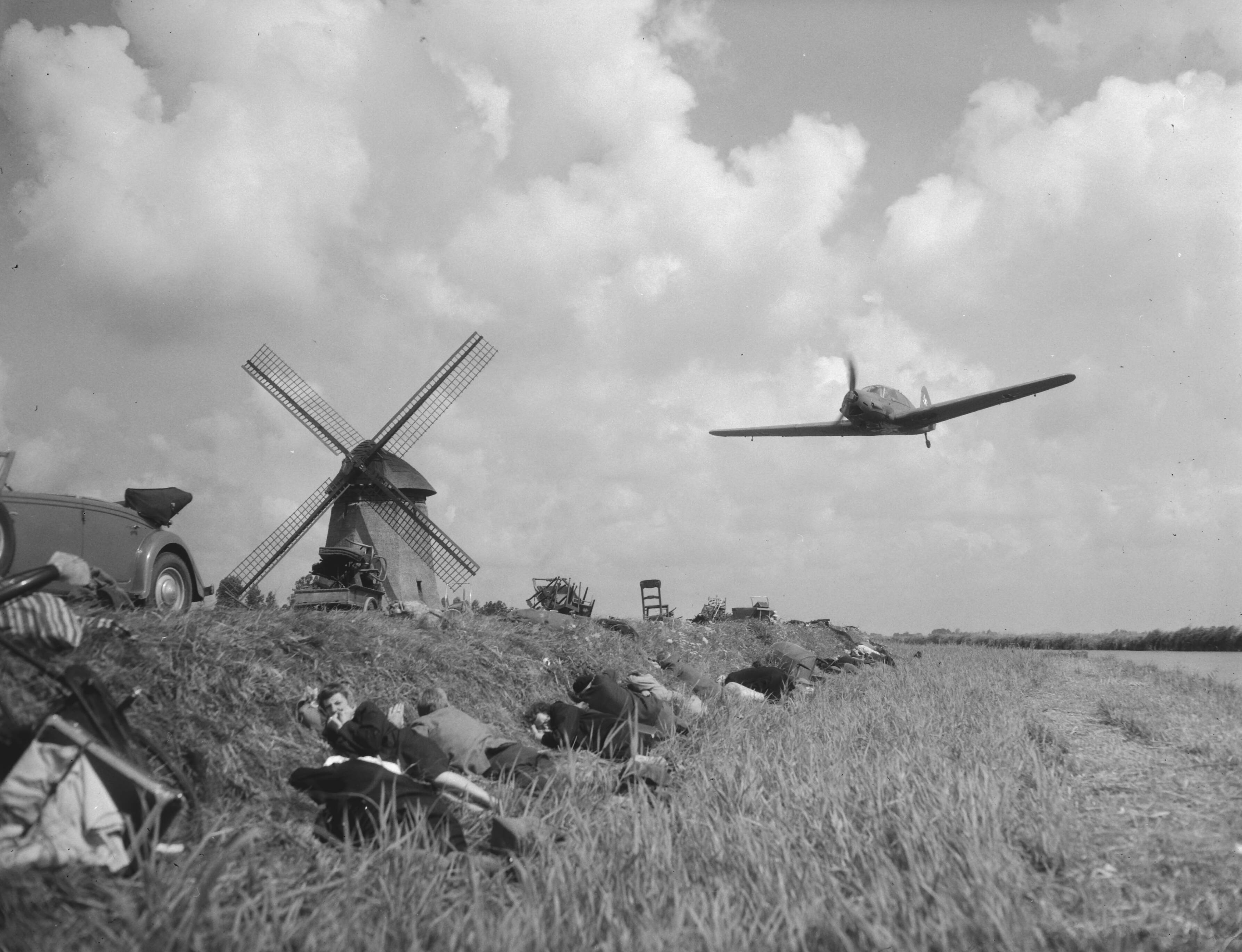 Fotocollectie Anefo — Filmopnamen in de Beemster bij Schermerhorn voor de film "Operation Amsterdam" , scene waarin een Duitse Messerschmitt jager een aanval doet op vluchtelingen — Foto: Pot, Harry / Anefo. Licentie: Set B: Rechtenvrij / Publiek Domein. Bron: Nationaal Archief. http://hdl.handle.net/10648/a9814316-d0b4-102d-bcf8-003048976d84