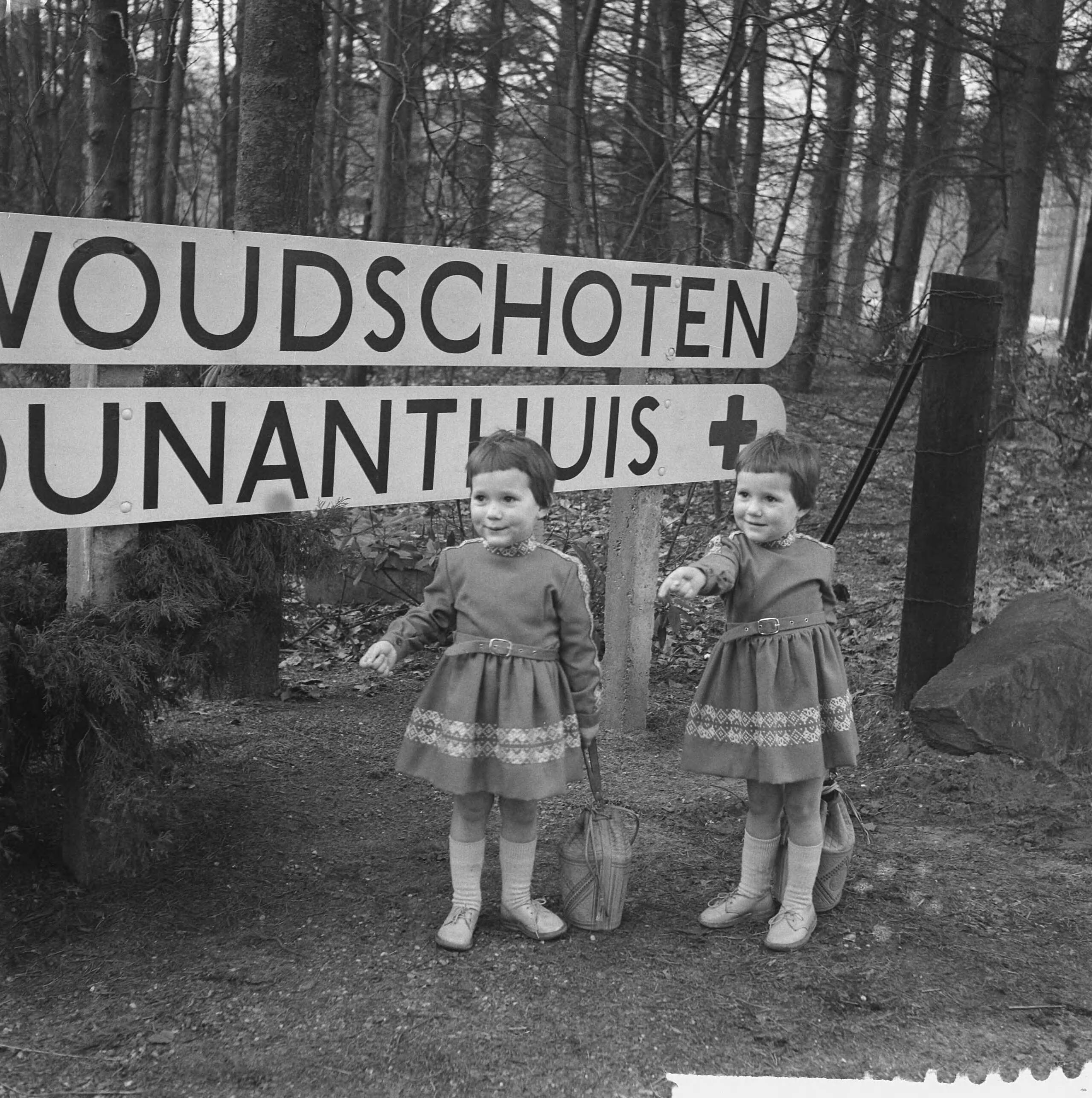 Fotocollectie Anefo — Tweelingencongres in het conferentieoord Woudschoten in Zeist. De zusjes Angelique en Liesbeth Akkerman uit Deventer, 3,5 jaar oud, zijn de jongste deelneemsters — Foto: Nijs, Jac. de / Anefo. Licentie: Set B: Rechtenvrij / Publiek Domein. Bron: Nationaal Archief. http://hdl.handle.net/10648/a9c9c6d6-d0b4-102d-bcf8-003048976d84