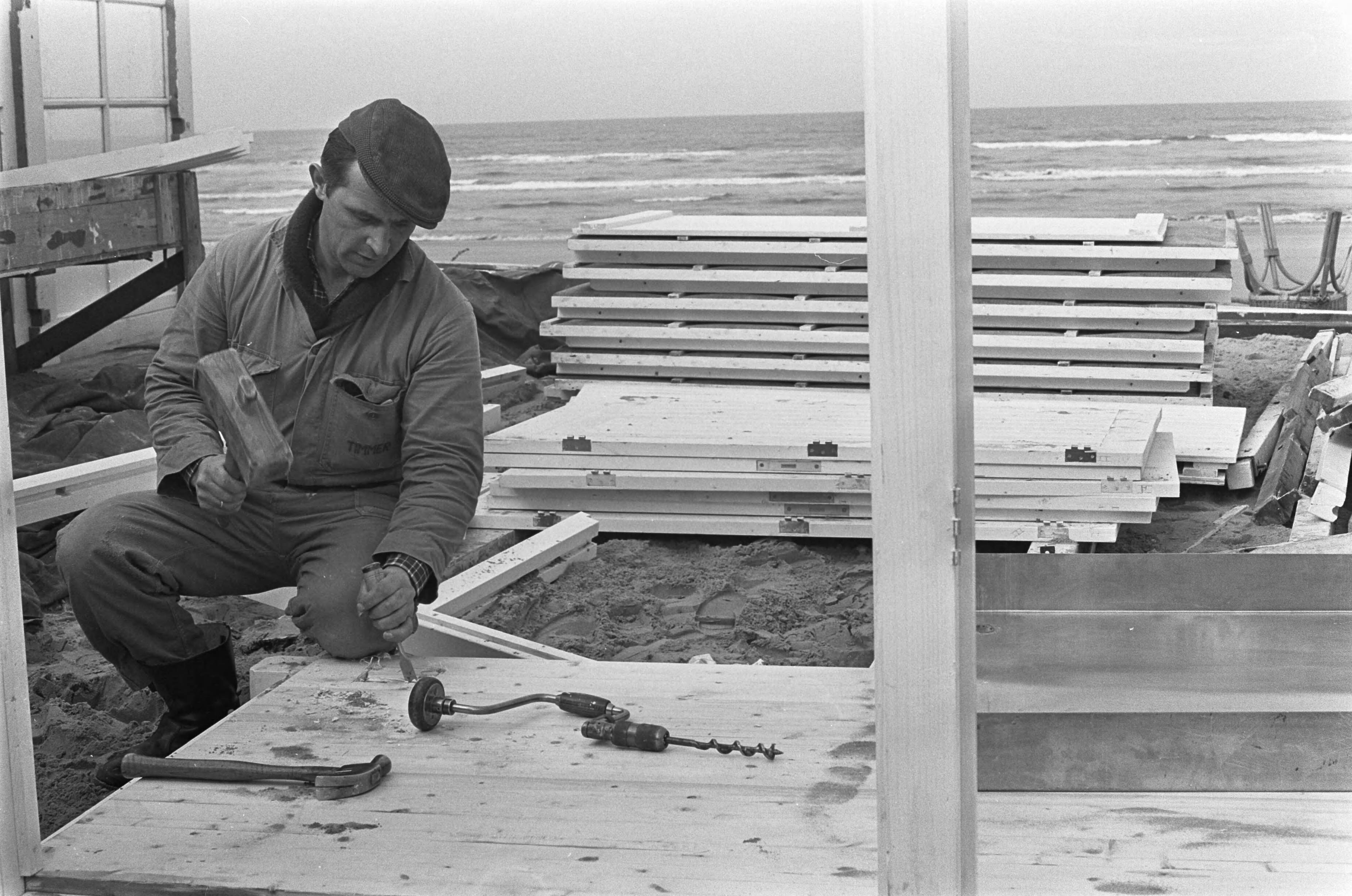 Fotocollectie Anefo — Zomer nadert te Zandvoort. Verschillende restaurants word weer opgezet. Met hamer en zaag aan het werk — Foto: Kroon, Ron / Anefo. Licentie: Set B: Rechtenvrij / Publiek Domein. Bron: Nationaal Archief. http://hdl.handle.net/10648/ab3950ea-d0b4-102d-bcf8-003048976d84