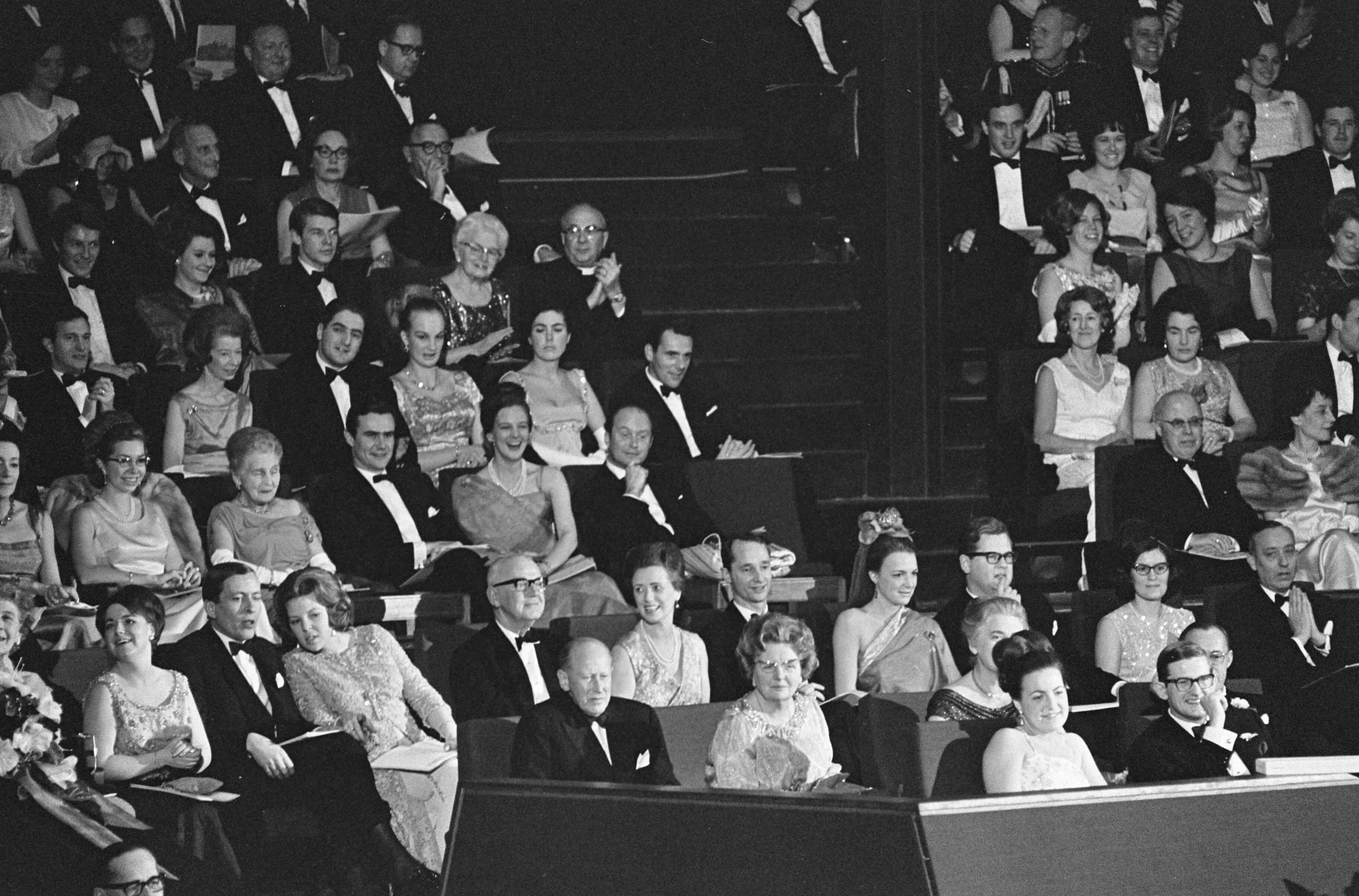 Fotocollectie Anefo — Feestelijke voorstelling in circusgebouw te Scheveningen, de Koninklijke gasten tijdens voorstelling — Foto: Kroon, Ron / Anefo. Licentie: Set B: Rechtenvrij / Publiek Domein. Bron: Nationaal Archief. http://hdl.handle.net/10648/ab0b5af0-d0b4-102d-bcf8-003048976d84