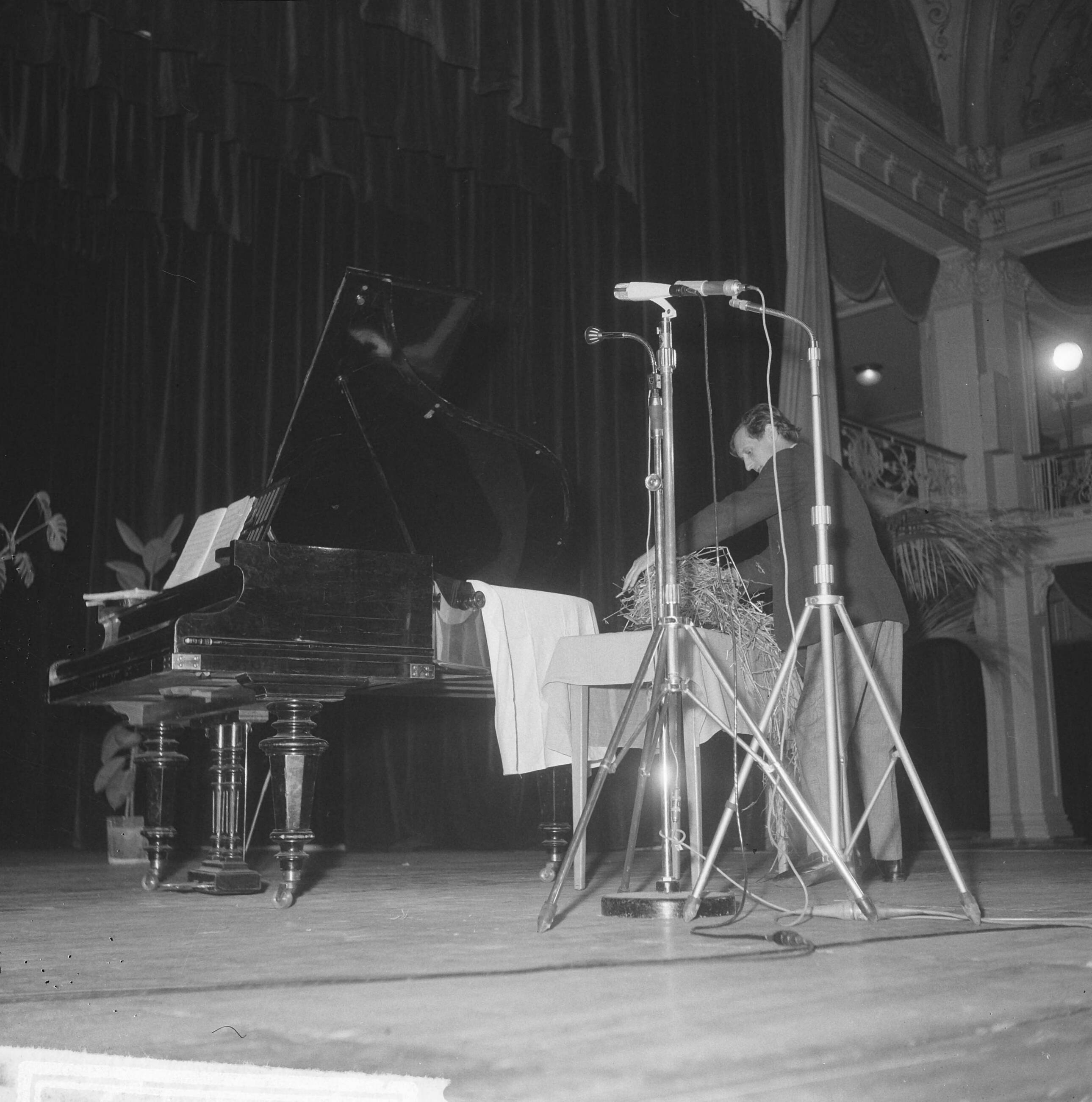 Fotocollectie Anefo — Fluxus-groep gaf Pop-Art-Concert in Kurhaus, een van de "events", op een tafel een bos stro en een karaf water — Foto: Gelderen, Hugo van / Anefo. Licentie: Set B: Rechtenvrij / Publiek Domein. Bron: Nationaal Archief. http://hdl.handle.net/10648/aa82b92a-d0b4-102d-bcf8-003048976d84