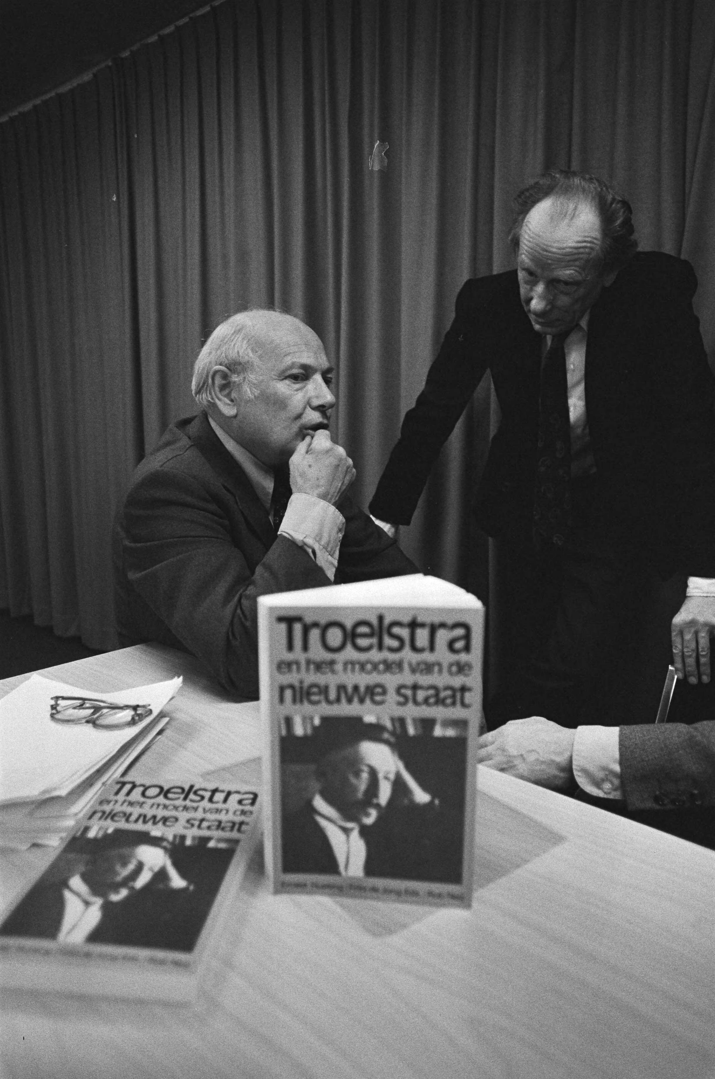Fotocollectie Anefo — Presentatie boek "Troelstra....." in Den Haag ; v.l.n.r. Den Uyl , auteur prof. Frits de Jong en de Leeuw — Foto: Croes, Rob C. / Anefo. Licentie: Set B: Rechtenvrij / Publiek Domein. Bron: Nationaal Archief. http://hdl.handle.net/10648/acdcef92-d0b4-102d-bcf8-003048976d84