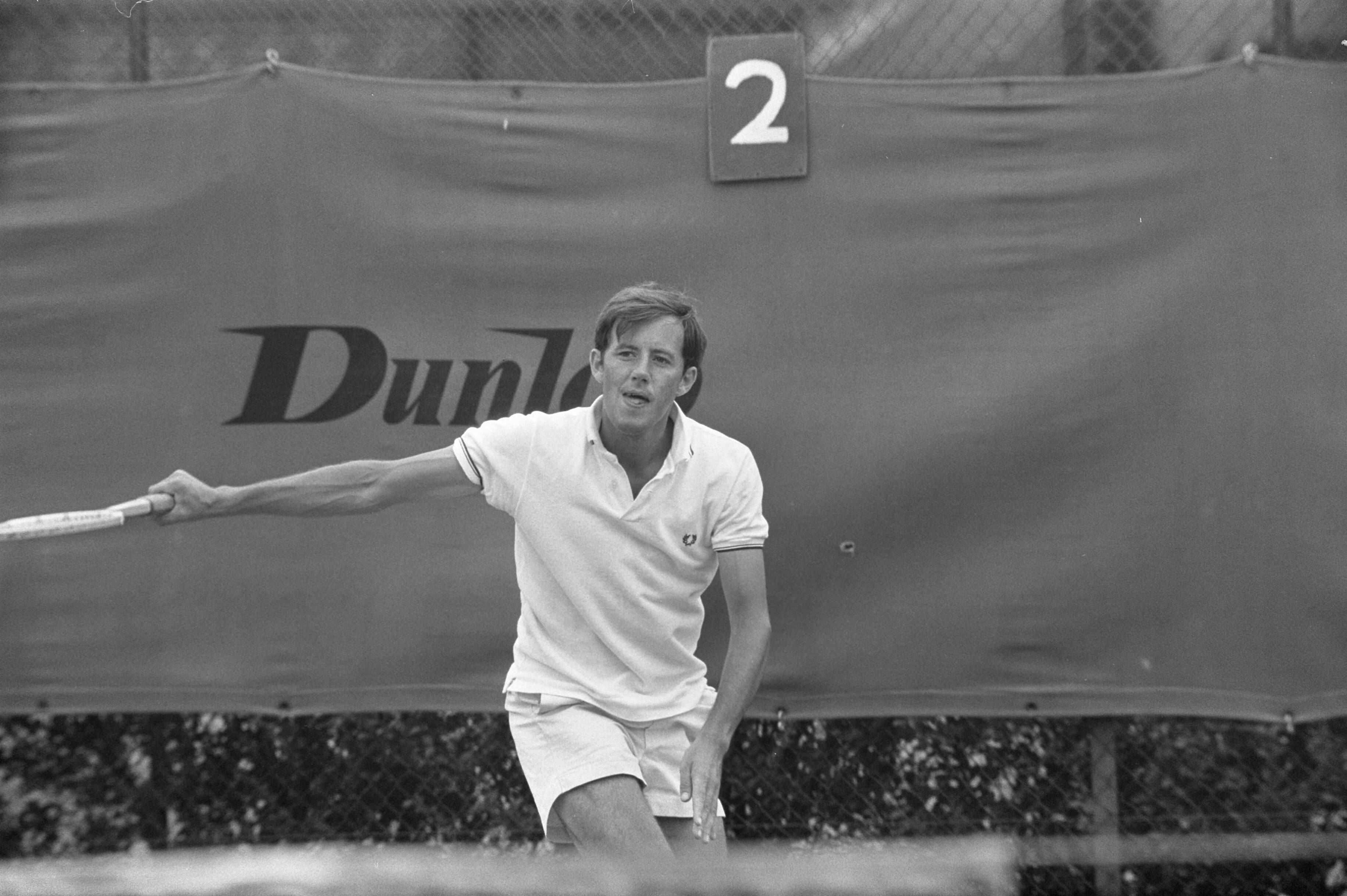 Fotocollectie Anefo — Nationale tenniskampioenschappen op Mets-banen in Scheveningen: nr. 21,22 P. Stolz , aktie; nr. 23,24: T. Groenman aktie — Foto: Koch, Eric / Anefo. Licentie: Set B: Rechtenvrij / Publiek Domein. Bron: Nationaal Archief. http://hdl.handle.net/10648/ab75facc-d0b4-102d-bcf8-003048976d84