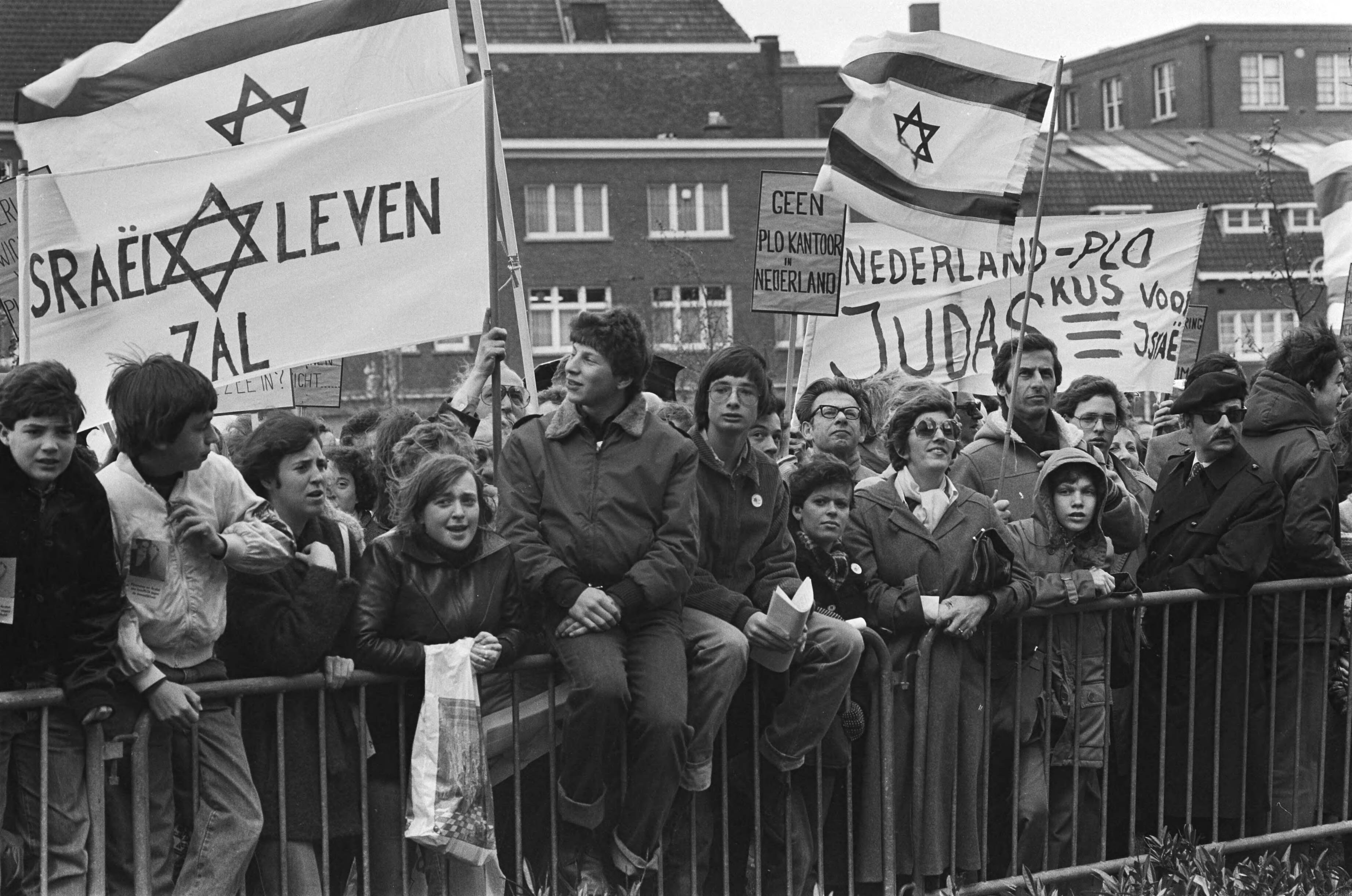 Fotocollectie Anefo — Demonstratie in Den Haag tegen contacten met de PLO — Foto: Suyk, Koen / Anefo. Licentie: Set B: Rechtenvrij / Publiek Domein. Bron: Nationaal Archief. http://hdl.handle.net/10648/acde9bc6-d0b4-102d-bcf8-003048976d84