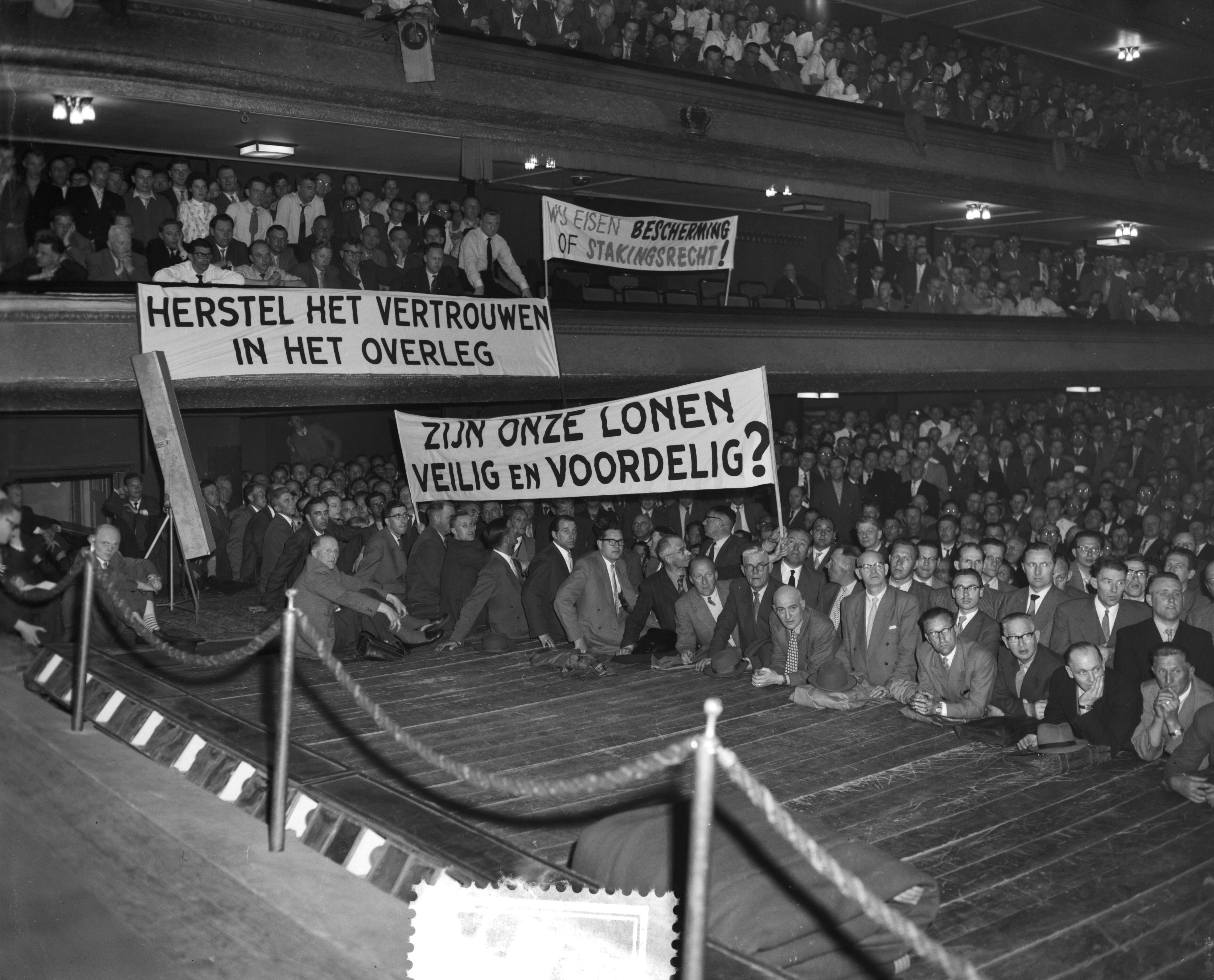 Fotocollectie Anefo — Protestvergadering in het gebouw van Kunsten en Wetenschappen in Den Haag door spoorwegmensen — Foto: Behrens, Herbert F. / Anefo. Licentie: Set B: Rechtenvrij / Publiek Domein. Bron: Nationaal Archief. http://hdl.handle.net/10648/a97b17de-d0b4-102d-bcf8-003048976d84