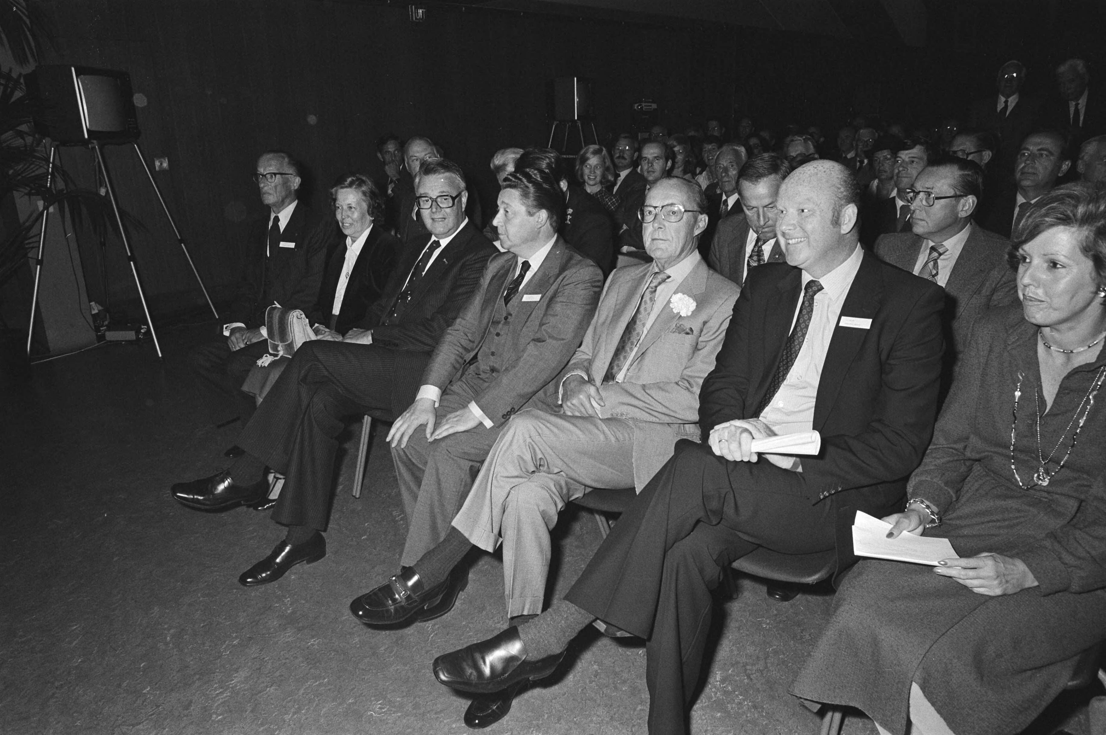 Prins Bernhard aanwezig bij de bijeenkomst ter gelegenheid van het 60 jarig bestaan van de HTS in Haarlem — Haarlem|Noord-Holland|prinsen |jubilea |bijeenkomsten |hbo|Bernhard, prins — Foto: Dijk, Hans van / Anefo. Licentie: Set B: Rechtenvrij / Publiek Domein. Bron: Nationaal Archief. http://hdl.handle.net/10648/acd24bf0-d0b4-102d-bcf8-003048976d84