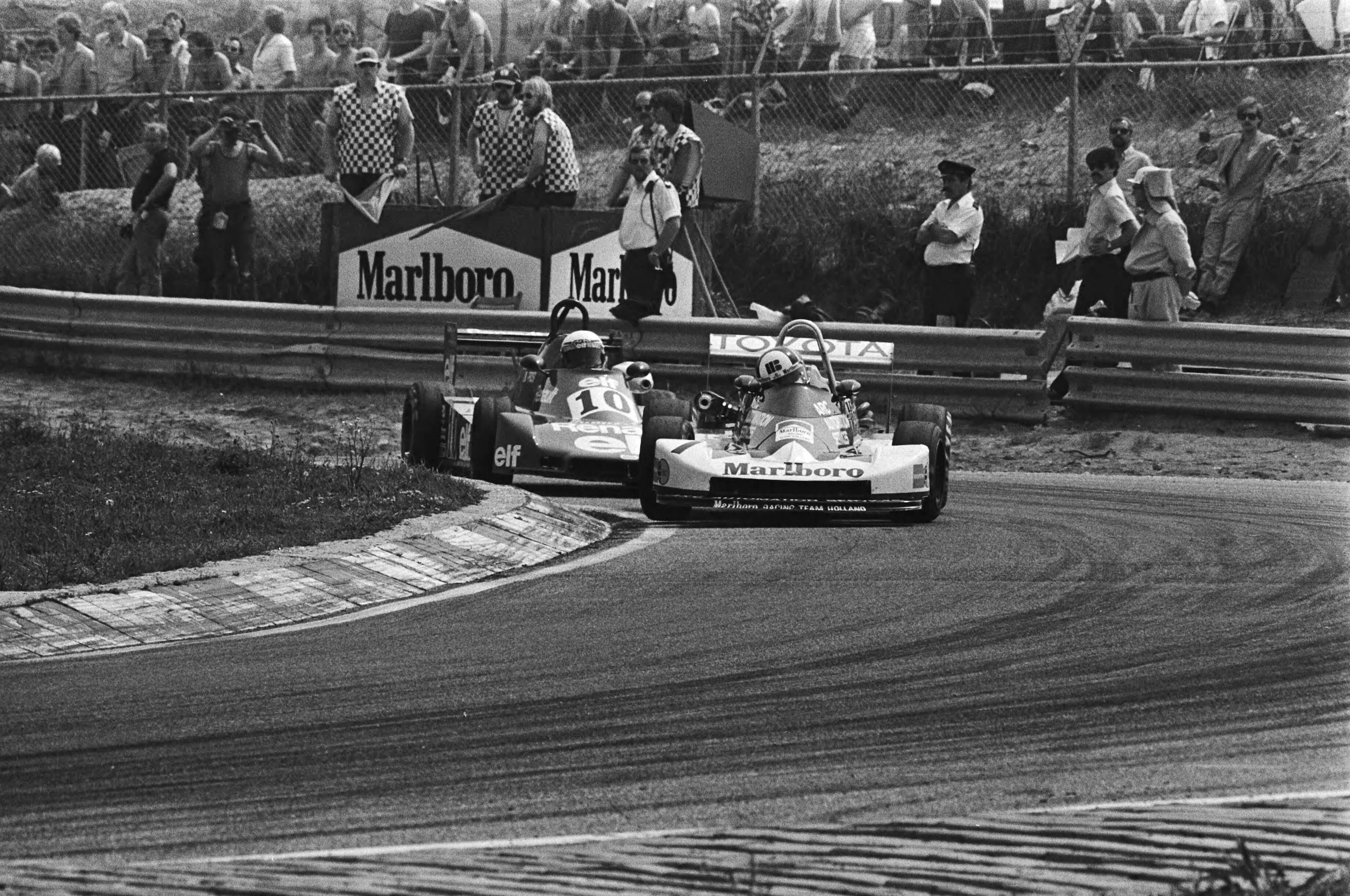 Fotocollectie Anefo — Europese Kampioenschappen Formule 3, Zandvoort; 1e heat : voorste wagen Arie Luyendijk , daar achter ( nr. 10 ) de latere totaalwinnaar Alain Prost — Foto: Suyk, Koen / Anefo. Licentie: Set B: Rechtenvrij / Publiek Domein. Bron: Nationaal Archief. http://hdl.handle.net/10648/accb449a-d0b4-102d-bcf8-003048976d84