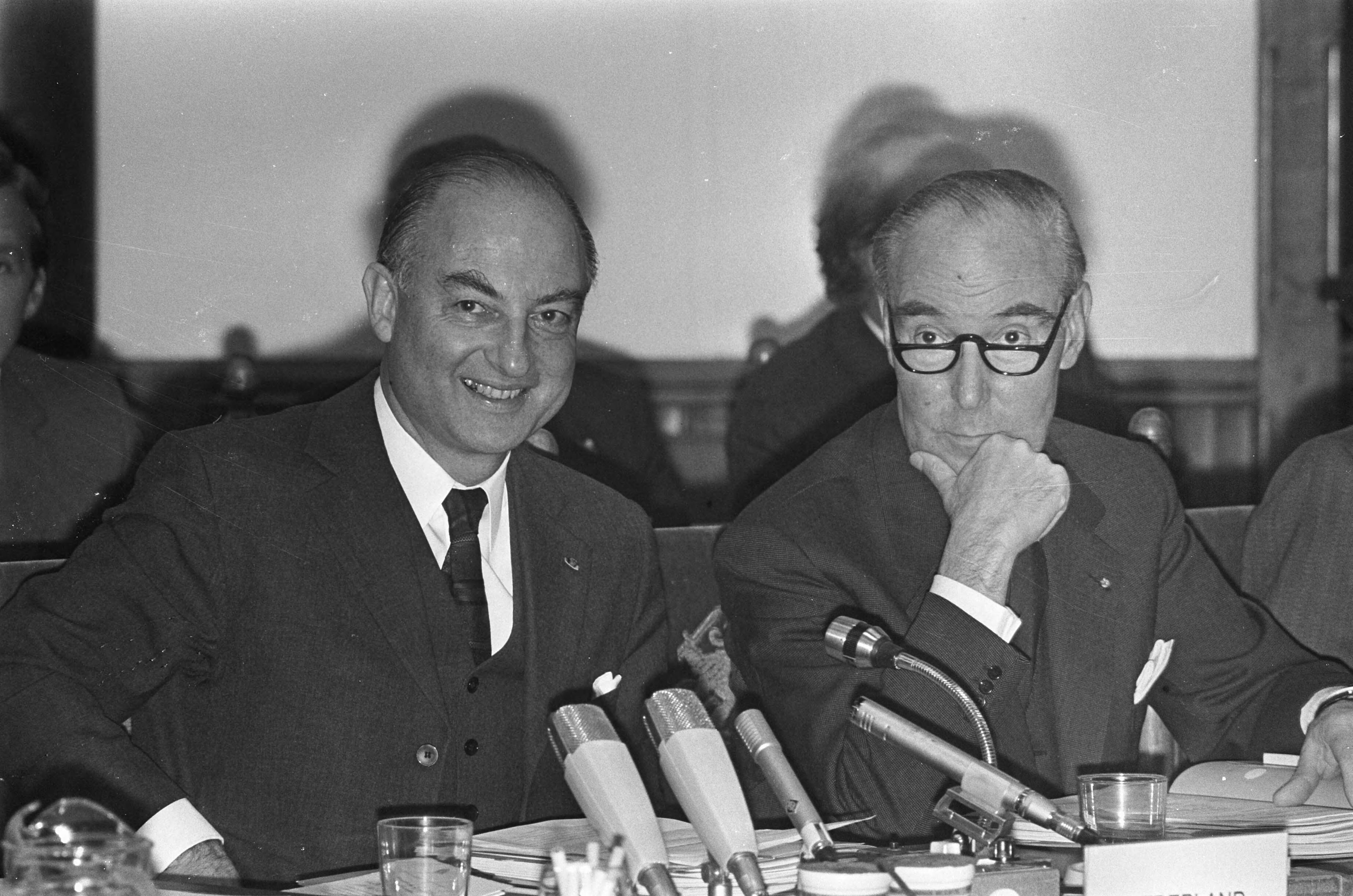 Fotocollectie Anefo — Milieucongres over de Rijn in de Ridderzaal te Den Haag ministers Schmelzer en Stuyt (rechts) — Foto: Peters, Hans / Anefo. Licentie: Set B: Rechtenvrij / Publiek Domein. Bron: Nationaal Archief. http://hdl.handle.net/10648/abfaa0d8-d0b4-102d-bcf8-003048976d84