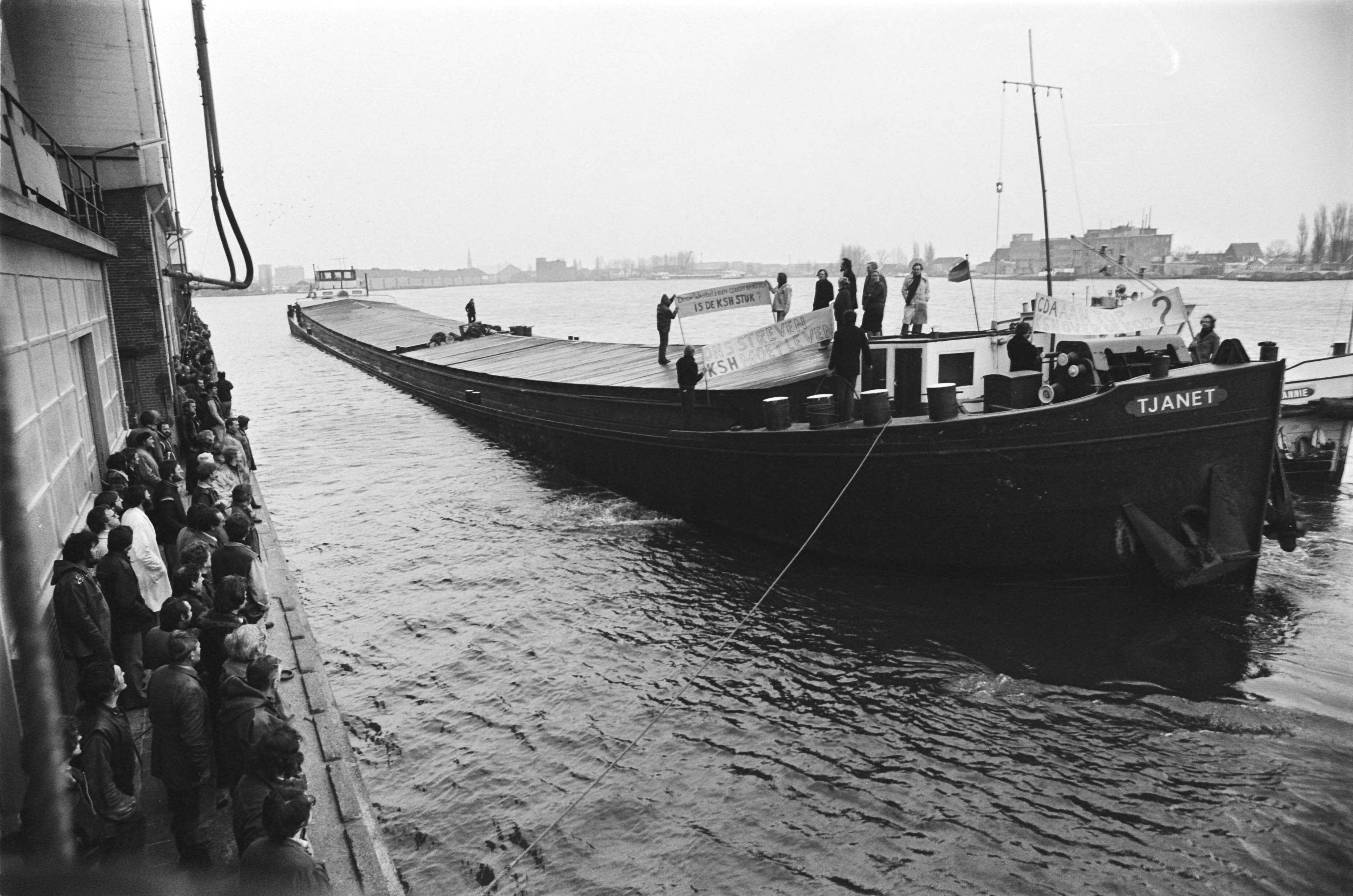 Fotocollectie Anefo — Bezetting KSH Koog aan de Zaan ; bezettende werknemers op schip — Foto: Suyk, Koen / Anefo. Licentie: Set B: Rechtenvrij / Publiek Domein. Bron: Nationaal Archief. http://hdl.handle.net/10648/acadff16-d0b4-102d-bcf8-003048976d84