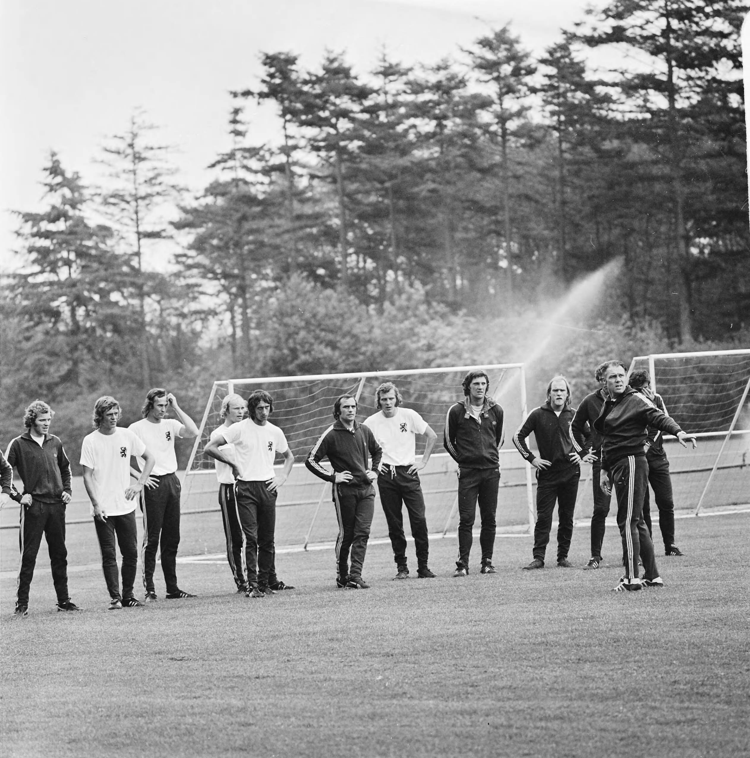 Fotocollectie Anefo — Kernploeg Nederlands elftal bijeen in Zeist in KNVB sportcentrum; v.l.n.r. Rene van de Kerkhof , Rep, Van Beveren , Geels, Rensenbrink, Strik, W. van de Kerkhof — Foto: Mieremet, Rob / Anefo. Licentie: Set B: Rechtenvrij / Publiek Domein. Bron: Nationaal Archief. http://hdl.handle.net/10648/ac4b984e-d0b4-102d-bcf8-003048976d84