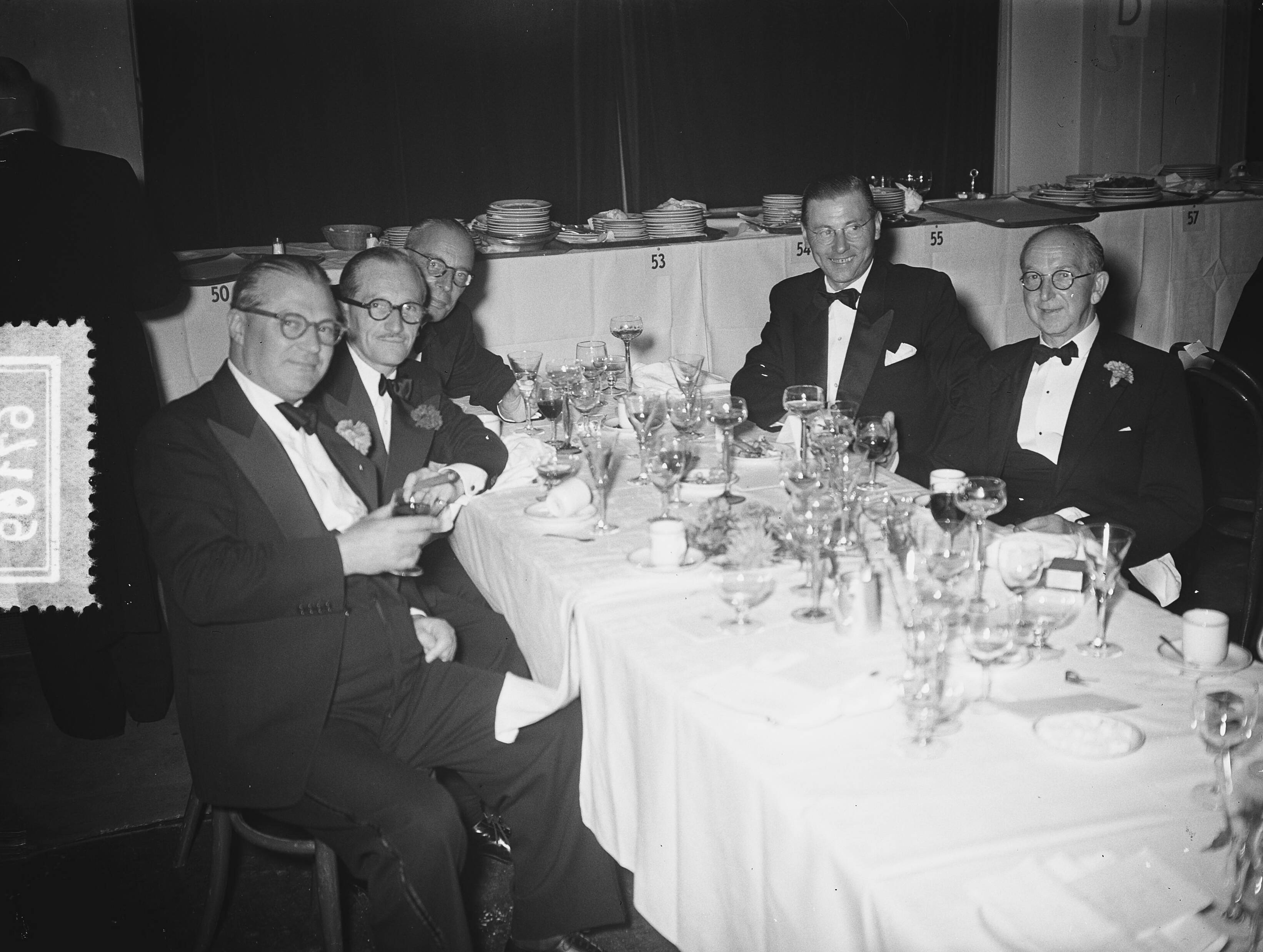Fotocollectie Anefo — Congres zee-assuradeuren Den Haag , hoofdtafel — Foto: Bilsen, Joop van / Anefo. Licentie: Set B: Rechtenvrij / Publiek Domein. Bron: Nationaal Archief. http://hdl.handle.net/10648/a9295da4-d0b4-102d-bcf8-003048976d84