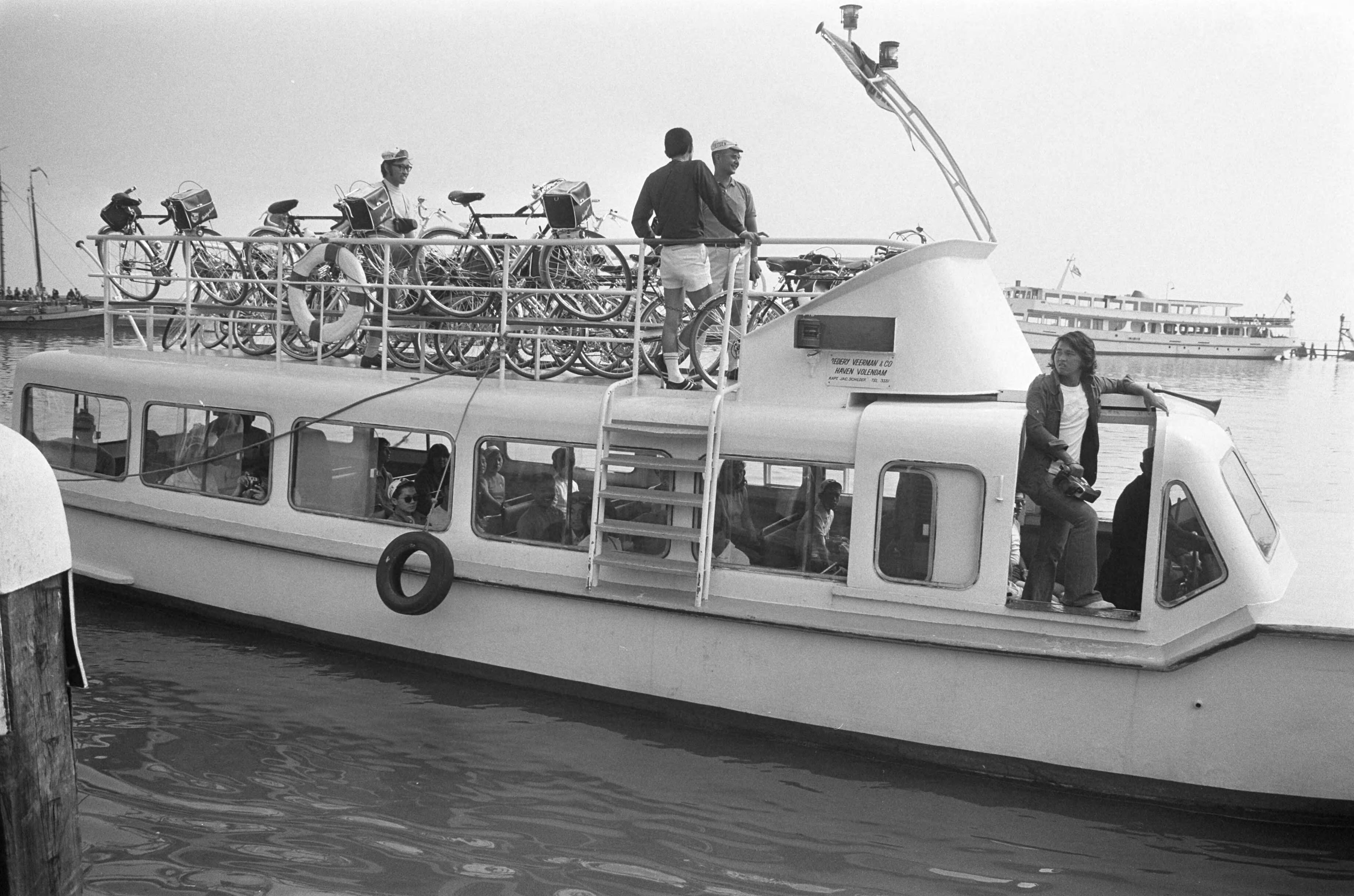 Fotocollectie Anefo — Groep Japanse fietsers in Volendam — Foto: Punt, W. / Anefo. Licentie: Set B: Rechtenvrij / Publiek Domein. Bron: Nationaal Archief. http://hdl.handle.net/10648/abf1fd34-d0b4-102d-bcf8-003048976d84