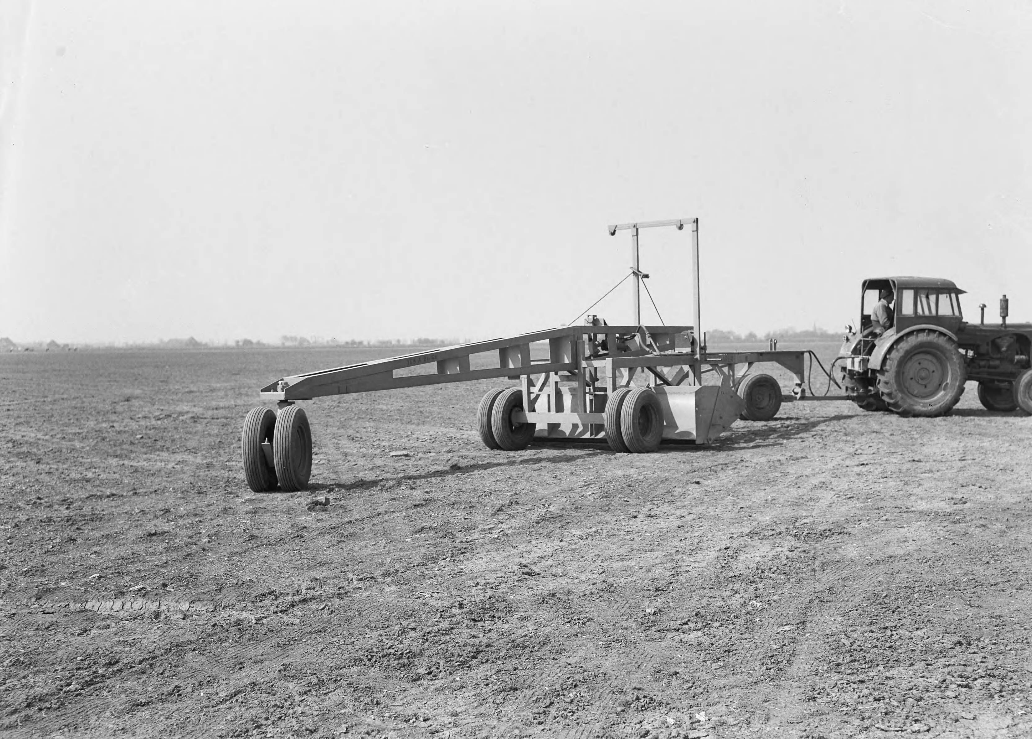 Fotocollectie Nederlandse Heidemaatschappij — Scraperplane op vliegveld Leeuwarden — Foto: Nijhof, [...] / Heidemij. Licentie: Set B: Rechtenvrij / Publiek Domein. Bron: Nationaal Archief. http://hdl.handle.net/10648/ae6e1aa2-d0b4-102d-bcf8-003048976d84