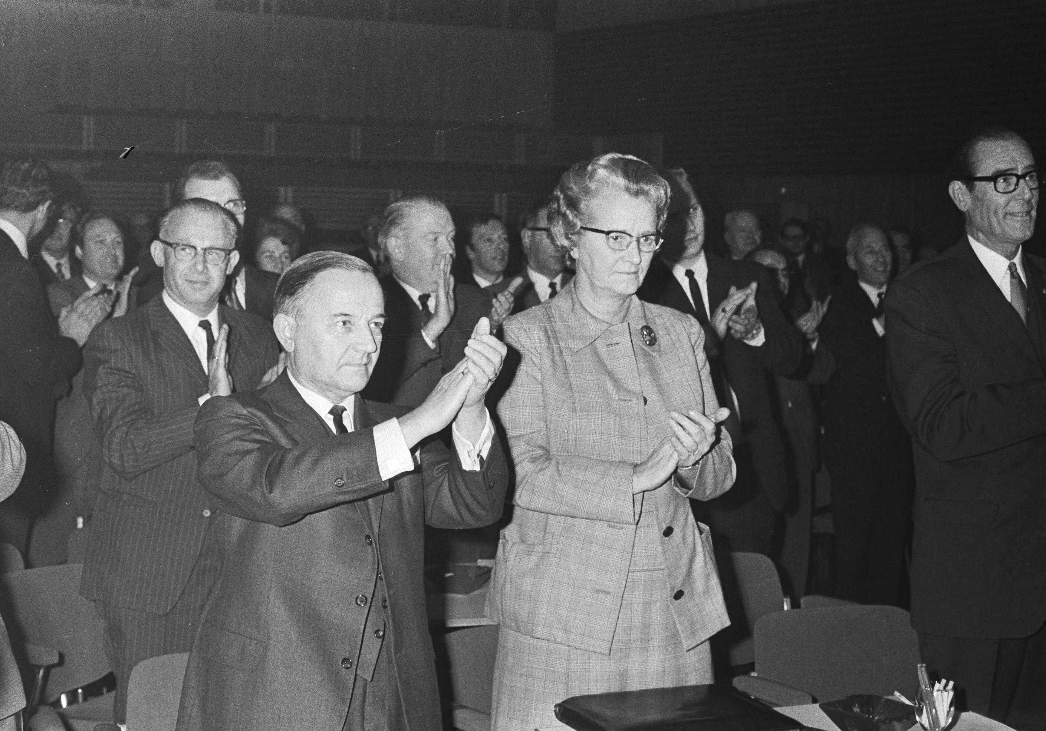 Fotocollectie Anefo — KVP-vergadering over gemeenschappelijk urgentieprogramma met CHU en ARP Breda; premier De Jong en minister Klompe klappen — Foto: Verhoeff, Bert / Anefo. Licentie: Set B: Rechtenvrij / Publiek Domein. Bron: Nationaal Archief. http://hdl.handle.net/10648/abacf1f8-d0b4-102d-bcf8-003048976d84