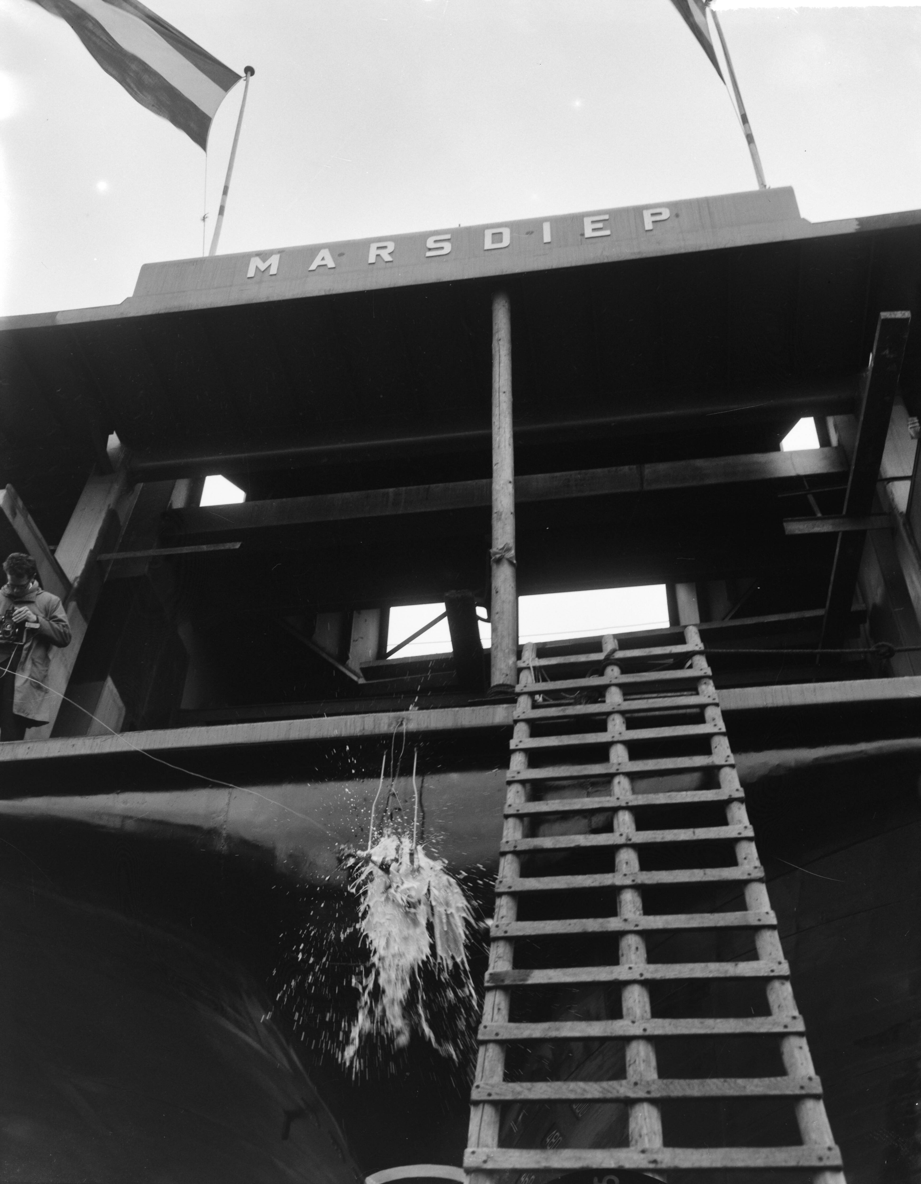 Fotocollectie Anefo — Opdracht Zaanlandse Scheepsbouw Maatschappij. Tewaterlating veerboot "Marsdiep" te Zaandam — Foto: Bilsen, Joop van / Anefo. Licentie: Set B: Rechtenvrij / Publiek Domein. Bron: Nationaal Archief. http://hdl.handle.net/10648/aa3633b6-d0b4-102d-bcf8-003048976d84