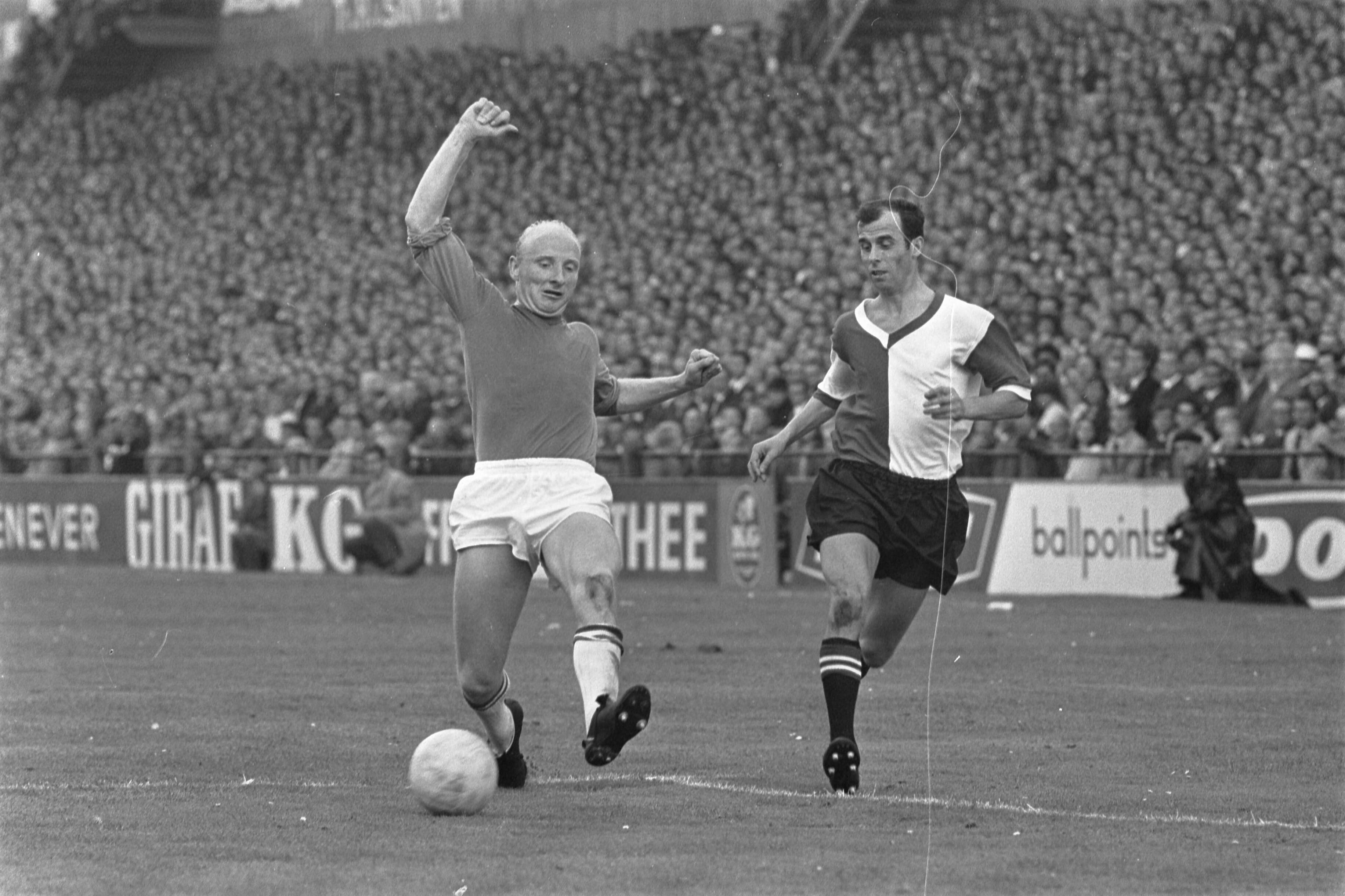 ADO-Feyenoord: 2-3 — Coen Moulijn (rechts) in duel met Theo van der Burch — Foto: Fotograaf Onbekend / Anefo. Licentie: Set B: Rechtenvrij / Publiek Domein. Bron: Nationaal Archief. http://hdl.handle.net/10648/ab4e76fa-d0b4-102d-bcf8-003048976d84