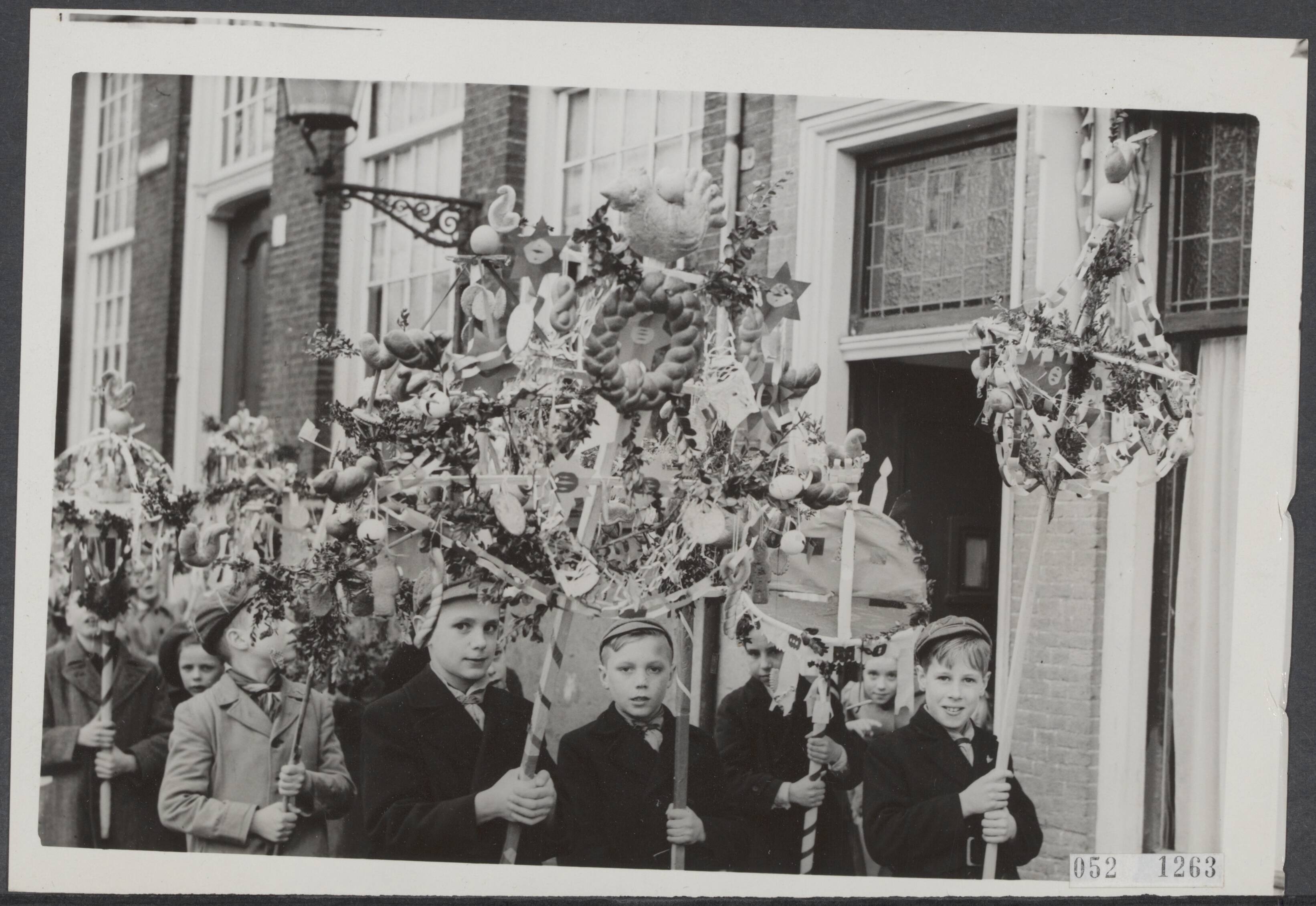 Fotocollectie Elsevier Binnenland — Palmpasen. Een oud gebruik in ere hersteld. Kinderen trekken in optocht door de straten met palmpasentakken — Foto: ANP / RVD of rechtenvrij. Licentie: Set B: Rechtenvrij / Publiek Domein. Bron: Nationaal Archief. http://hdl.handle.net/10648/ae061a4c-d0b4-102d-bcf8-003048976d84