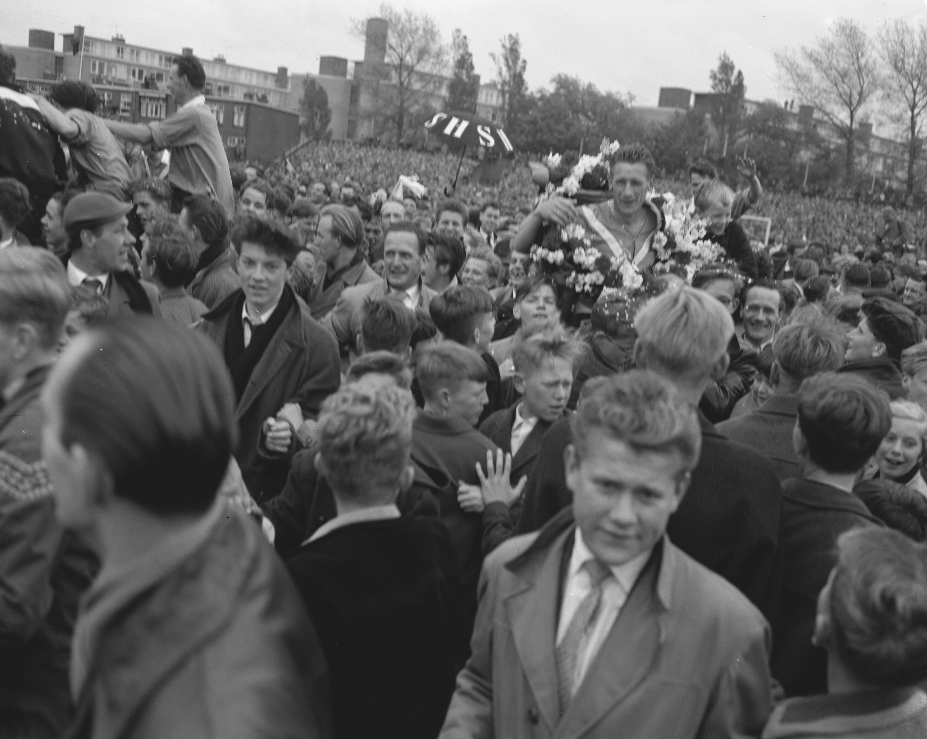 Fotocollectie Anefo — Voetbal. SHS tegen Volewijckers 4-1. SHS kampioen eerste divisie B. — Foto: Behrens, Herbert F. / Anefo. Licentie: Set B: Rechtenvrij / Publiek Domein. Bron: Nationaal Archief. http://hdl.handle.net/10648/a97ccae8-d0b4-102d-bcf8-003048976d84