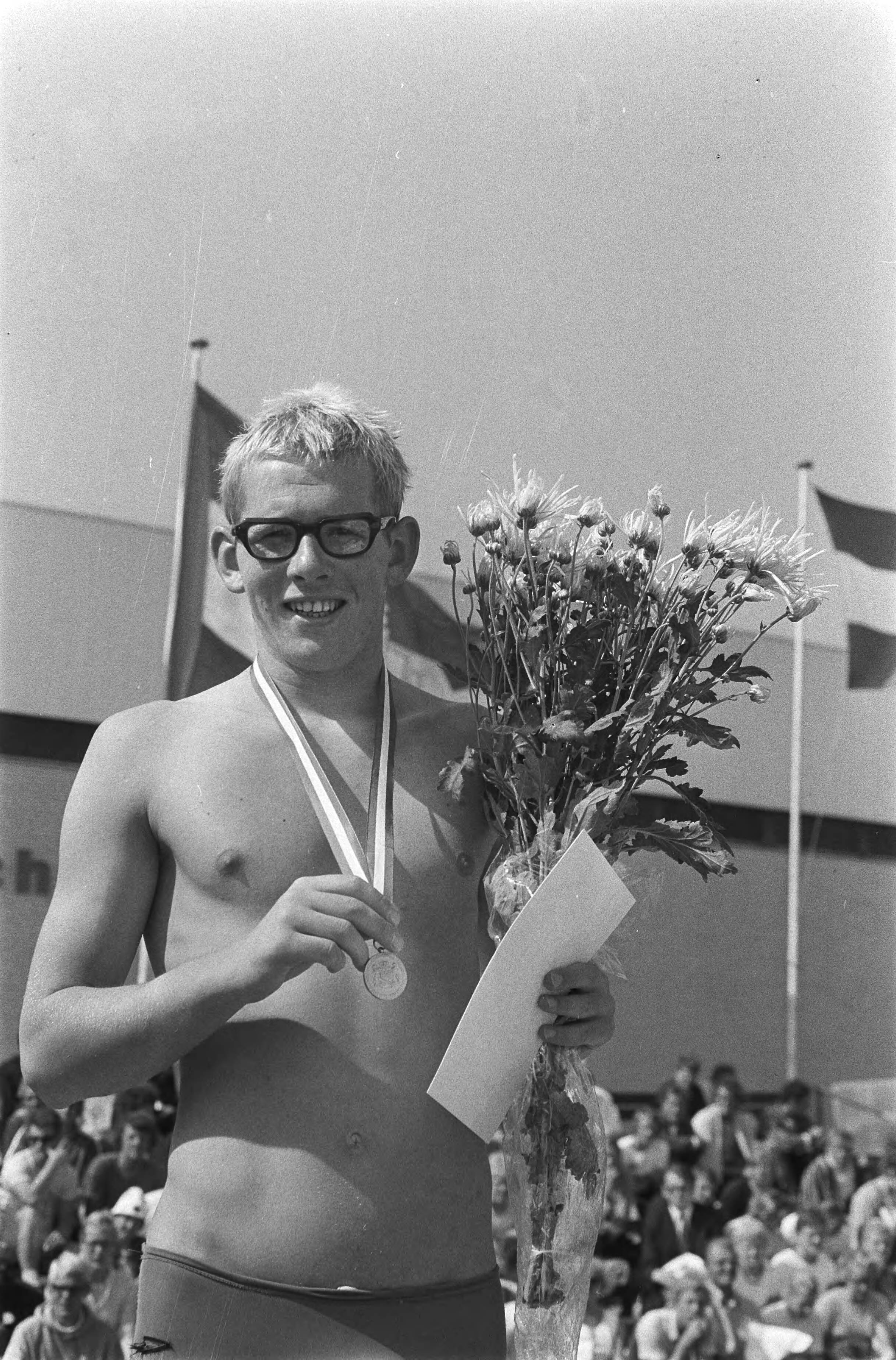 Fotocollectie Anefo — Nationale zwemkampioenschappen te Den Haag , Ton Klooster met medaille — Foto: Mieremet, Rob / Anefo. Licentie: Set B: Rechtenvrij / Publiek Domein. Bron: Nationaal Archief. http://hdl.handle.net/10648/abc86aaa-d0b4-102d-bcf8-003048976d84