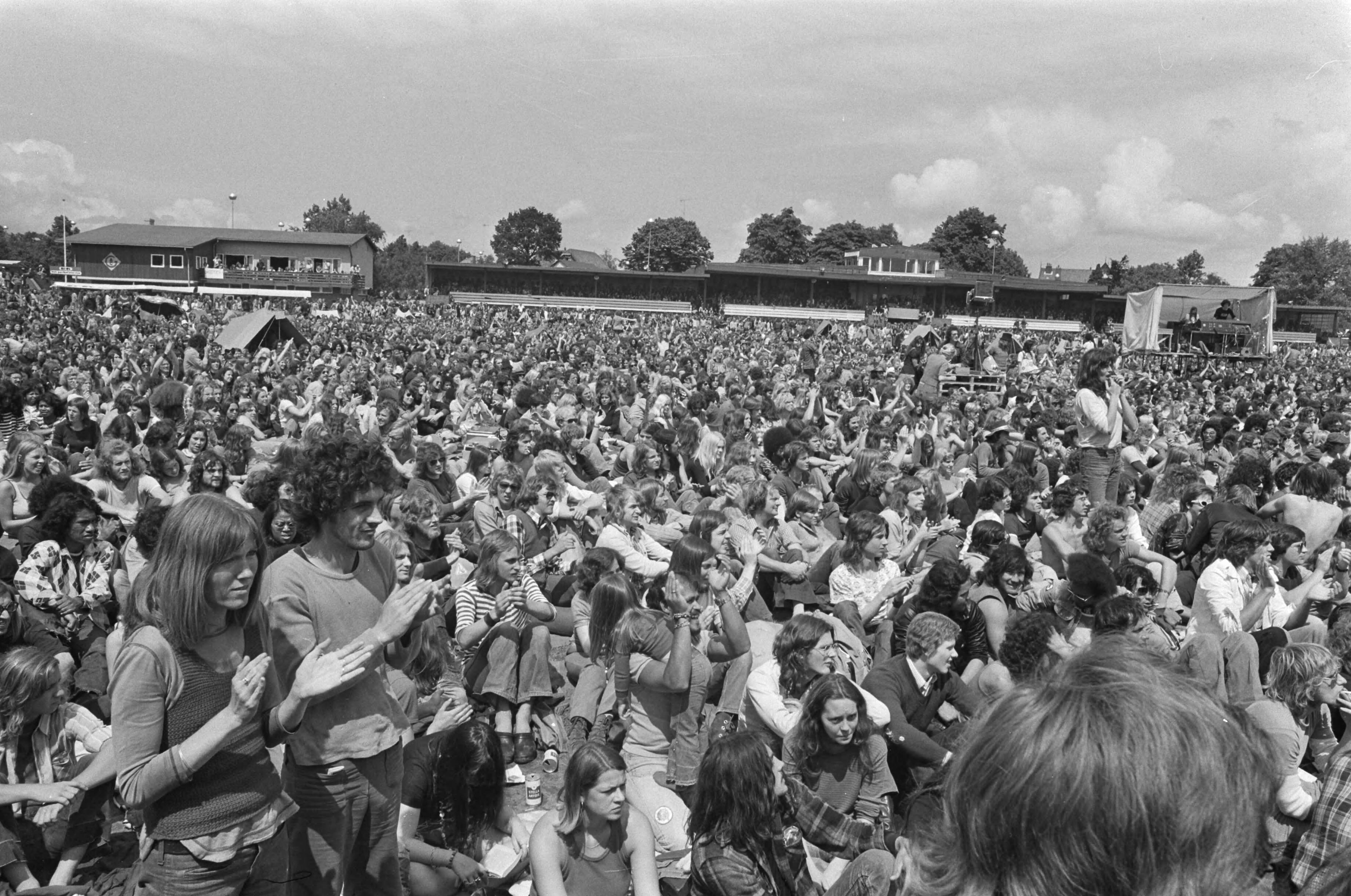 Fotocollectie Anefo — Internationaal Popfestival in Hilversum; applaudiserende toeschouwers — Foto: Verhoeff, Bert / Anefo. Licentie: Set B: Rechtenvrij / Publiek Domein. Bron: Nationaal Archief. http://hdl.handle.net/10648/ac50adb6-d0b4-102d-bcf8-003048976d84