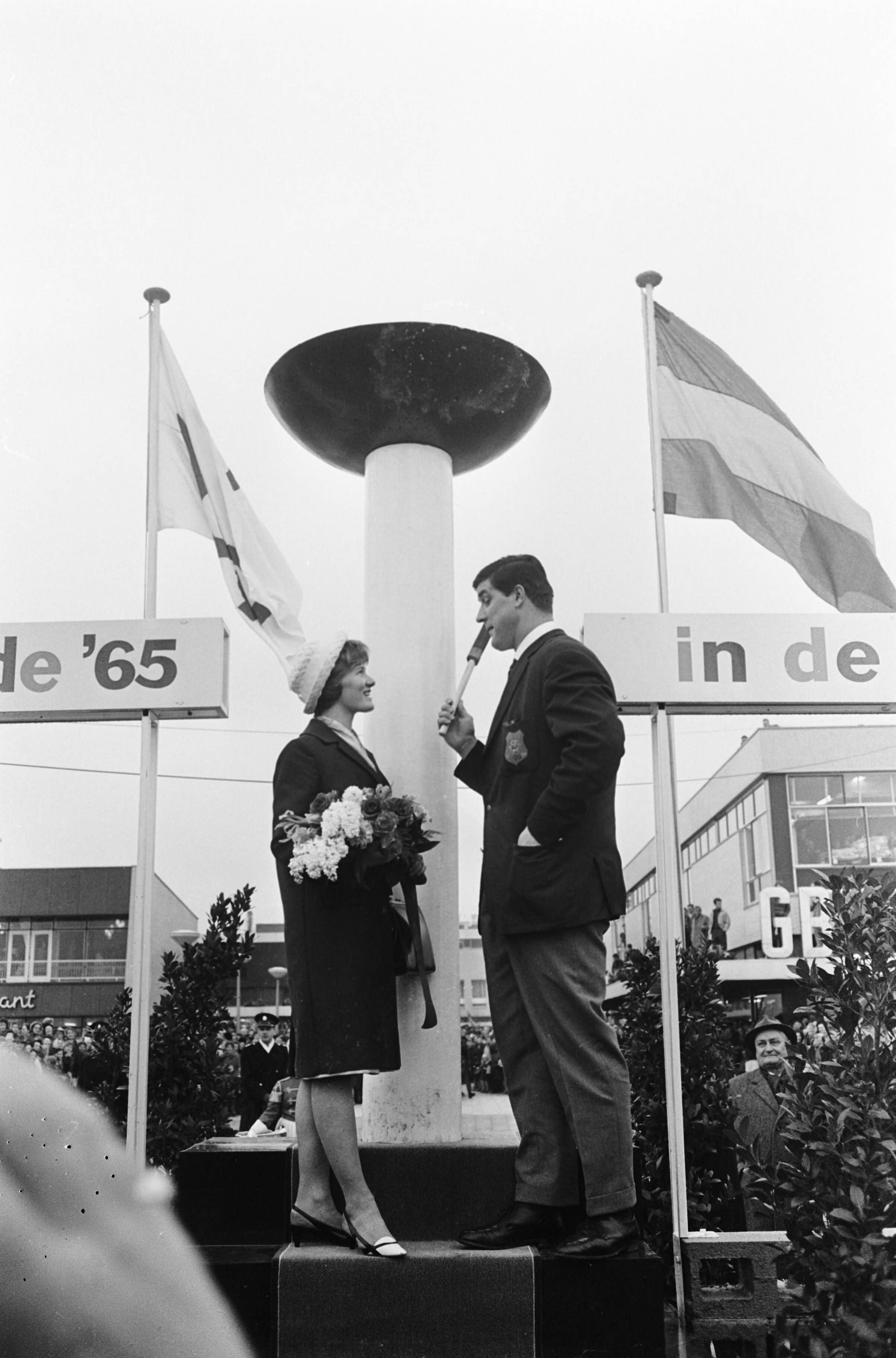 Fotocollectie Anefo — Anton Geesink en Sjoukje Dijkstra bij opening nieuwe winkel C & A te Rijswijk — Foto: Koch, Eric / Anefo. Licentie: Set B: Rechtenvrij / Publiek Domein. Bron: Nationaal Archief. http://hdl.handle.net/10648/aa9ade38-d0b4-102d-bcf8-003048976d84