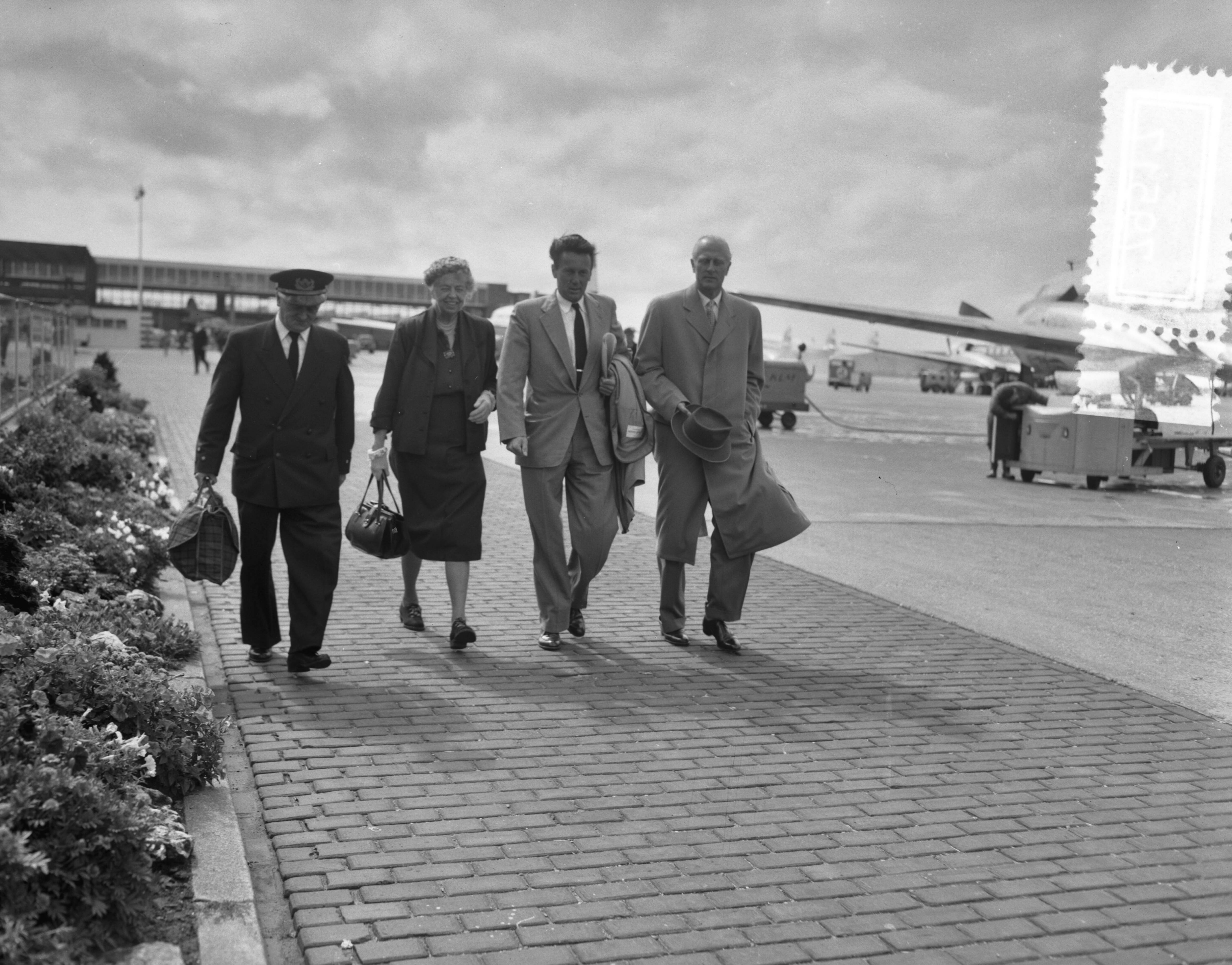 Fotocollectie Anefo — Eleanor Roosevelt, de weduwe van de Amerikaanse president Franklin D. Roosevelt, is voor een bezoek van enige dagen op Schiphol gearriveerd — Foto: Pot, Harry / Anefo. Licentie: Set B: Rechtenvrij / Publiek Domein. Bron: Nationaal Archief. http://hdl.handle.net/10648/ad77cf3a-d0b4-102d-bcf8-003048976d84