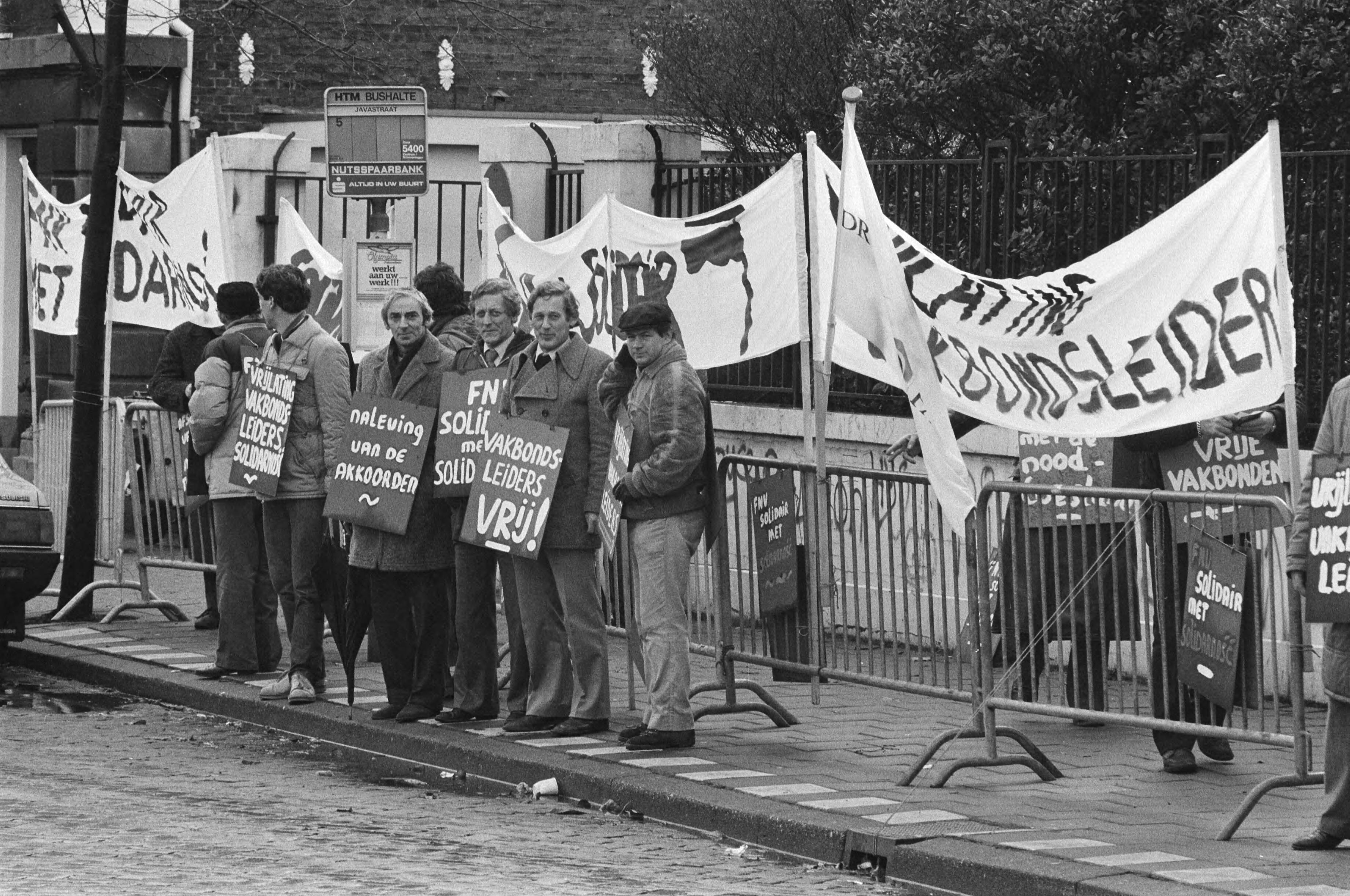 Fotocollectie Anefo — Leden van FNV demonstreren hele week voor Poolse ambassade in Den Haag tegen de noodtoestanden e.d. in Polen — Foto: Croes, Rob C. / Anefo. Licentie: Set B: Rechtenvrij / Publiek Domein. Bron: Nationaal Archief. http://hdl.handle.net/10648/ad0e396c-d0b4-102d-bcf8-003048976d84
