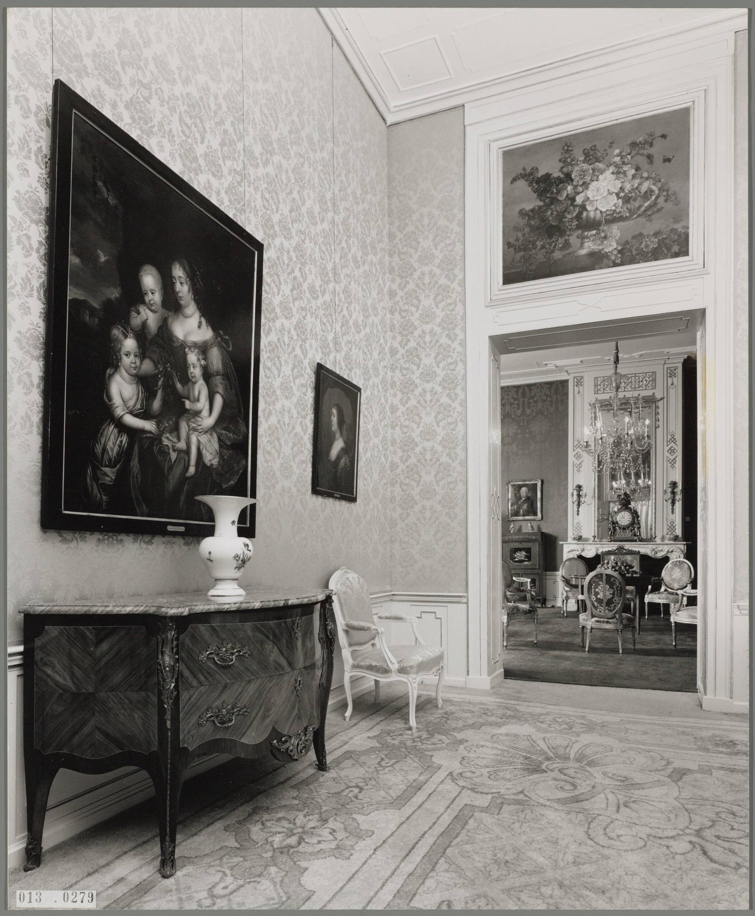 Paleis Huis ten Bosch te Den Haag — De blauwe salon, doorkijk naar de ontvangstkamer — Foto: Hofmeester, Bart / RVD. Licentie: Set B: Rechtenvrij / Publiek Domein. Bron: Nationaal Archief. http://hdl.handle.net/10648/afa8716a-d0b4-102d-bcf8-003048976d84
