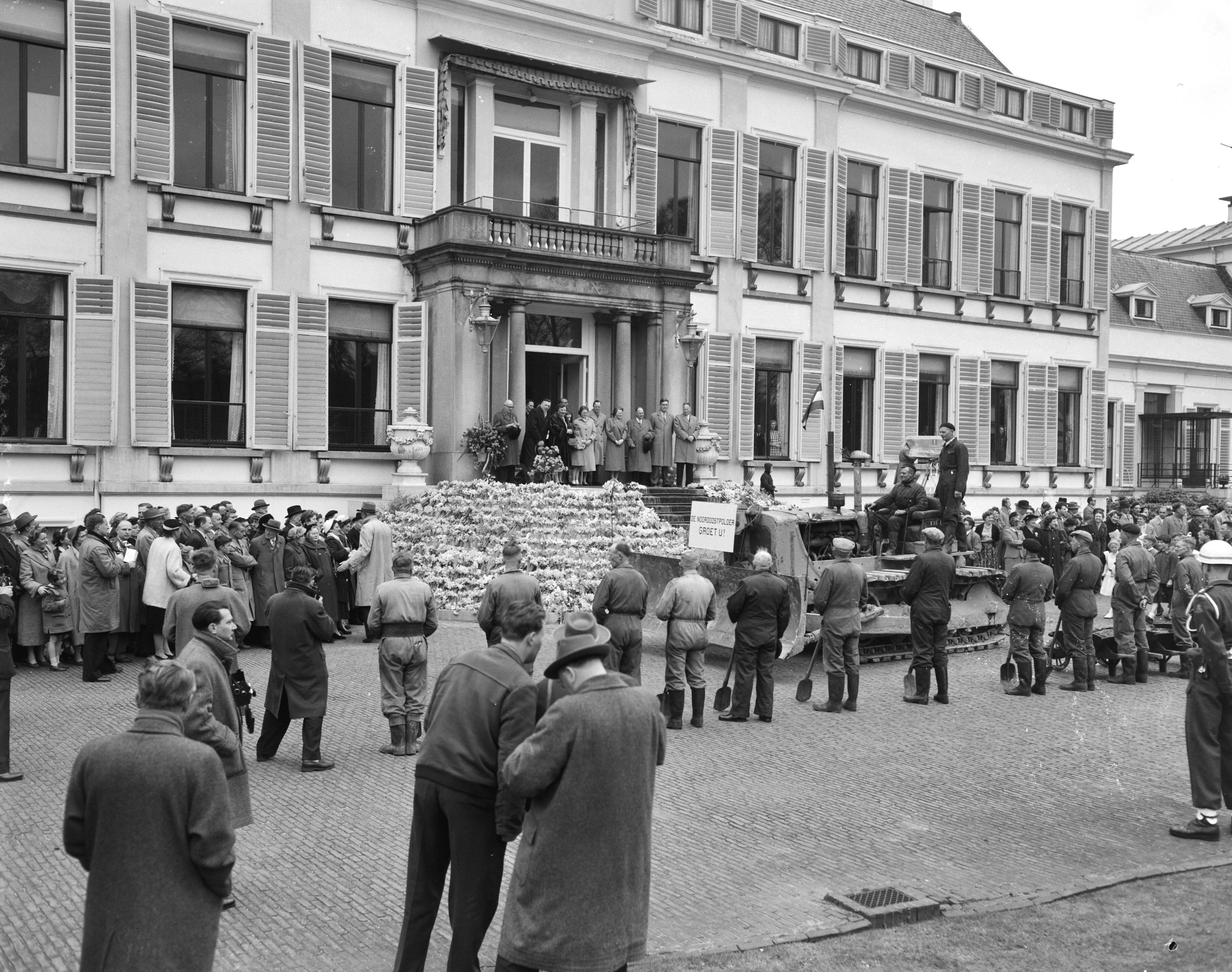 Koninginnedag 1956 — Defilé langs paleis Soestdijk ter gelegenheid van de verjaardag van koningin Juliana — Foto: Noske, J.D. / Anefo. Licentie: Set B: Rechtenvrij / Publiek Domein. Bron: Nationaal Archief. http://hdl.handle.net/10648/a9470caa-d0b4-102d-bcf8-003048976d84
