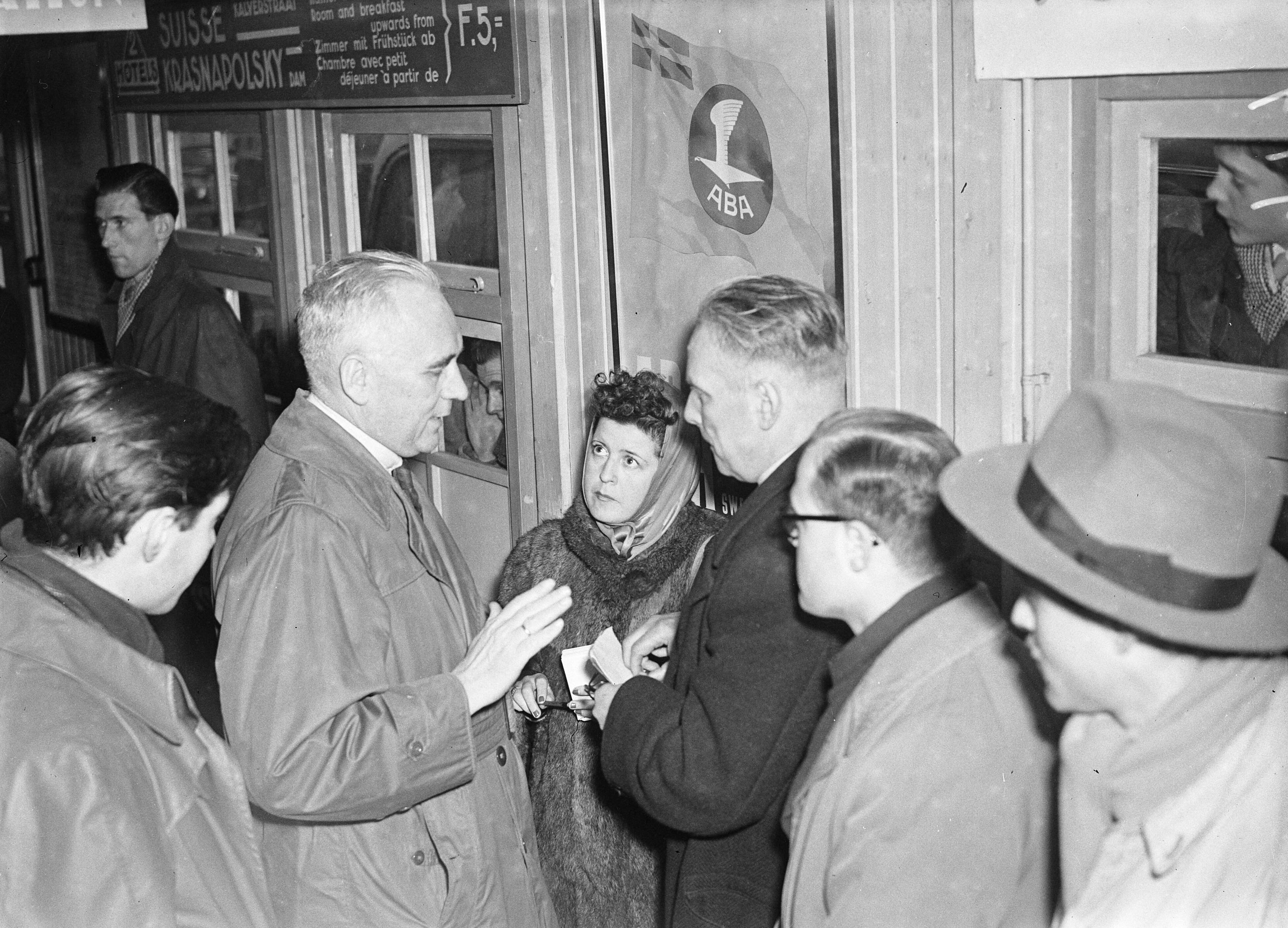 Fotocollectie Anefo — Feike De Boer ex-lid van de Commissie-Generaal, uit Indië terug op Schiphol, in gesprek met journalisten — Foto: Fotograaf Onbekend / Anefo. Licentie: Set B: Rechtenvrij / Publiek Domein. Bron: Nationaal Archief. http://hdl.handle.net/10648/a8a67740-d0b4-102d-bcf8-003048976d84