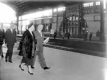 Opening van de Velsertunnel door koningin Juliana — Opening van de Velsertunnel door koningin Juliana. Koningin Juliana en ir. F.Q. den Hollander, president-directeur van de NS, betreden het station te Haarlem voor de opening van de spoorwegtunnel naar Velsen — Foto: Pot, Harry / Anefo. Licentie: Set B: Rechtenvrij / Publiek Domein. Bron: Nationaal Archief. http://hdl.handle.net/10648/a96b1122-d0b4-102d-bcf8-003048976d84