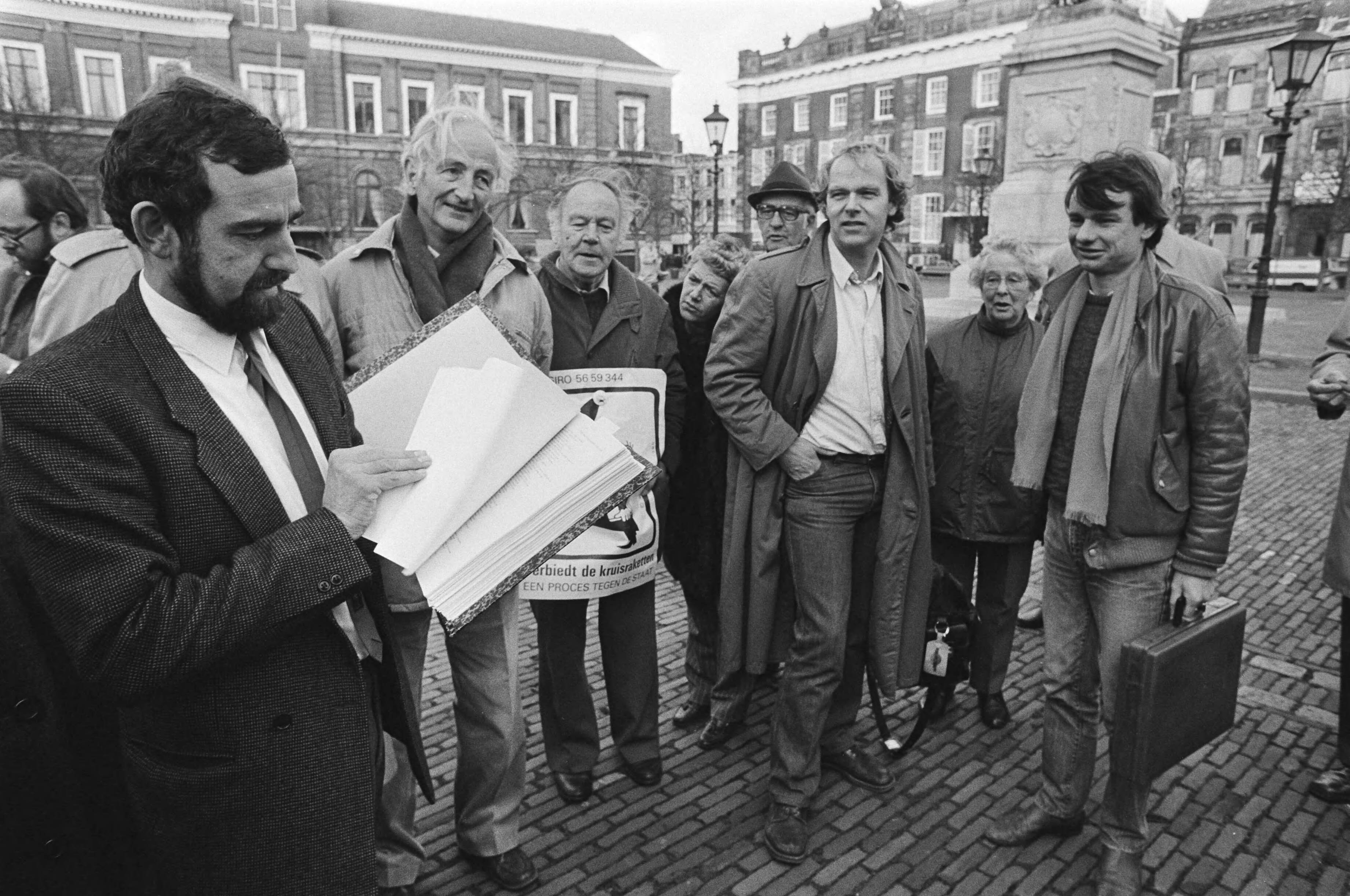 Fotocollectie Anefo — Stichting Verbiedt de Kruisraketten heeft in Den Haag het proces tegen Staat der Nederlanden aanhangig gemaakt met indiening van dagvaarding — Foto: Bogaerts, Rob / Anefo. Licentie: Set B: Rechtenvrij / Publiek Domein. Bron: Nationaal Archief. http://hdl.handle.net/10648/ad400370-d0b4-102d-bcf8-003048976d84