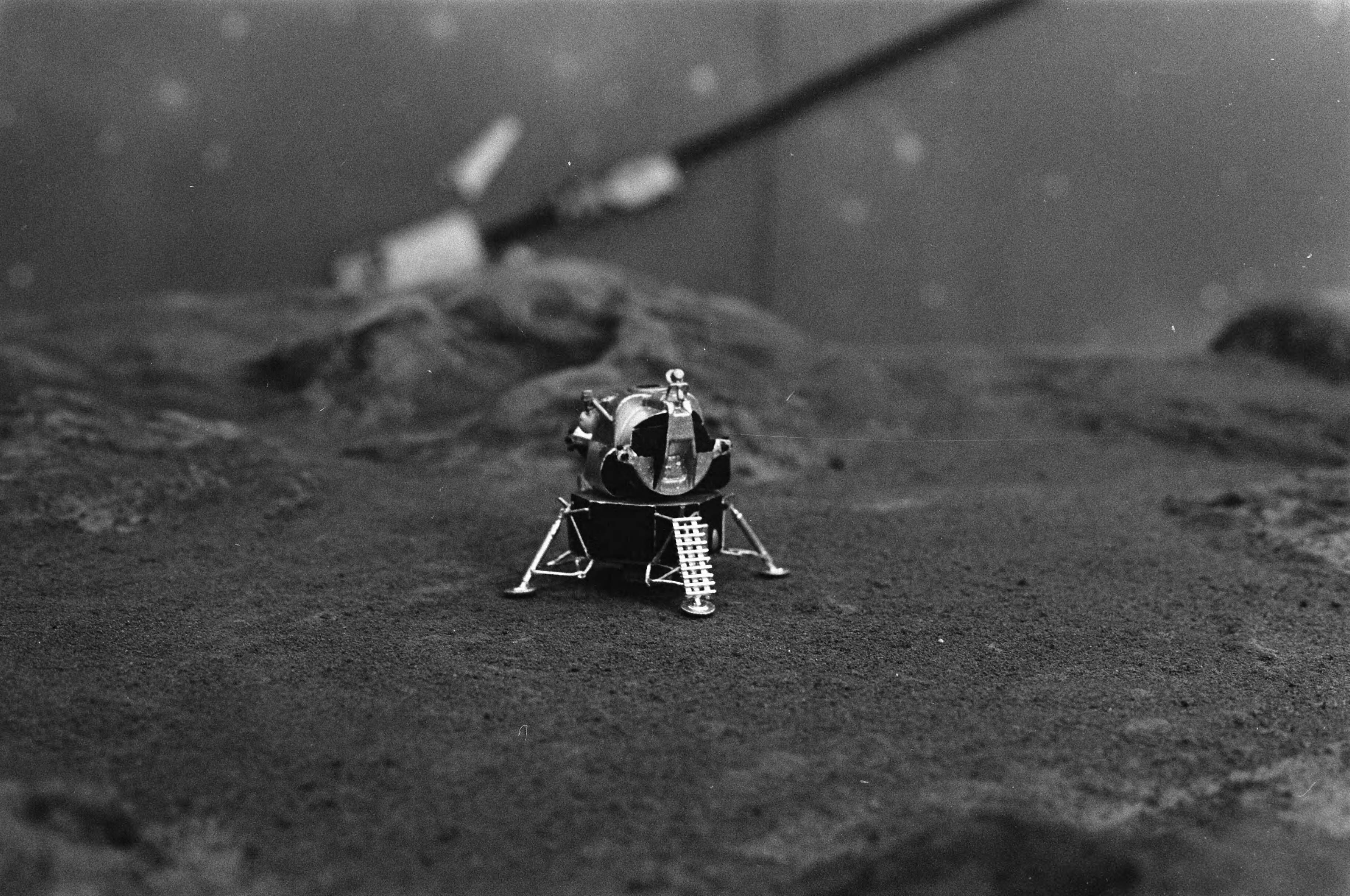 Persconferentie in een door de NOS speciaal ingerichte "Apollo-studio" in Hilversum in verband met de komende maanlanding — Model van het maanlandingsvaartuig Lunar Module 5 — Foto: Fotograaf Onbekend / Anefo. Licentie: Set B: Rechtenvrij / Publiek Domein. Bron: Nationaal Archief. http://hdl.handle.net/10648/ab72cadc-d0b4-102d-bcf8-003048976d84