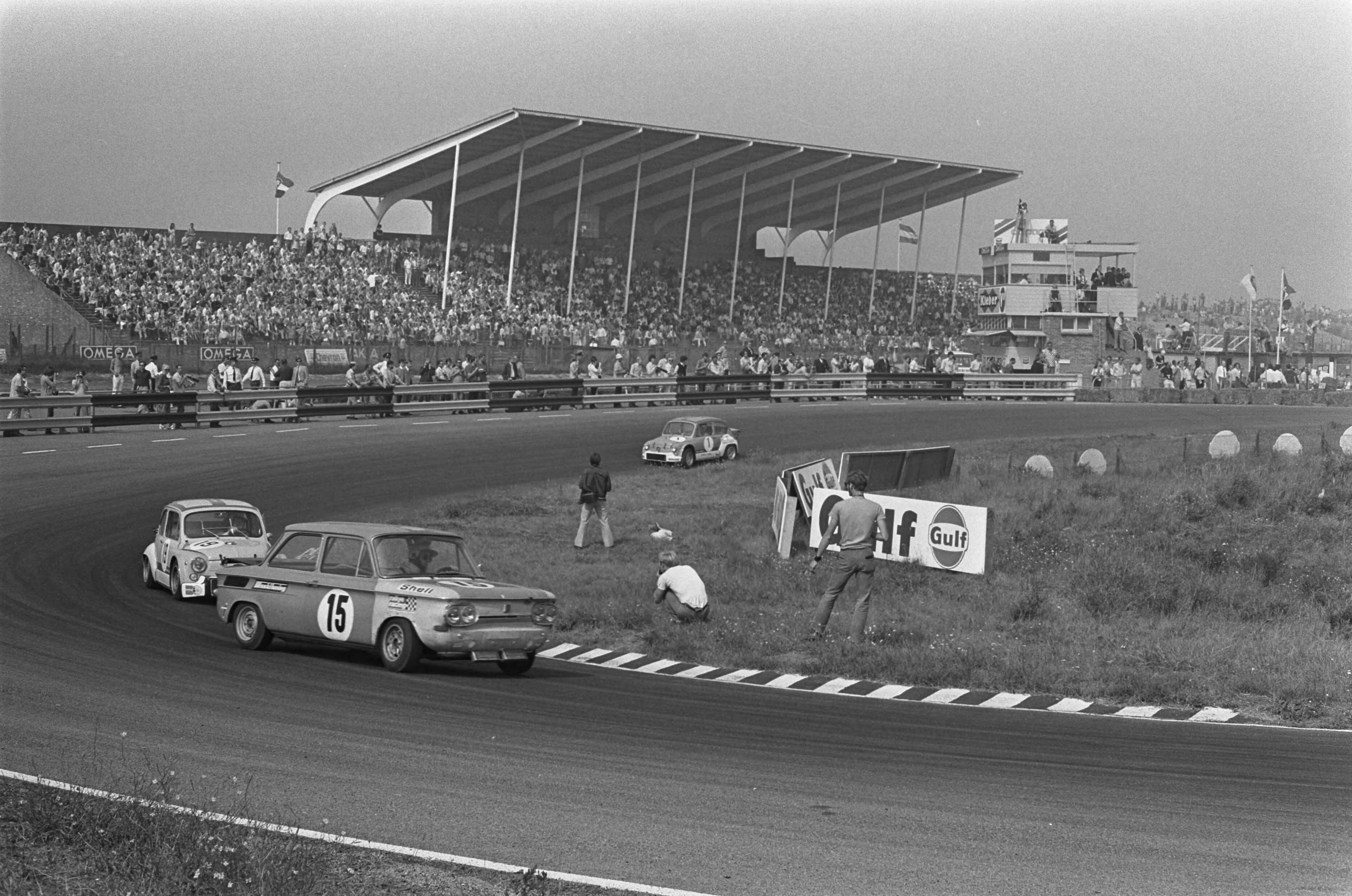 Fotocollectie Anefo — Autoraces op circuit Zandvoort, om Zandvoort Trophy ; overzicht met tribune — Foto: Evers, Joost / Anefo. Licentie: Set B: Rechtenvrij / Publiek Domein. Bron: Nationaal Archief. http://hdl.handle.net/10648/aba13f84-d0b4-102d-bcf8-003048976d84